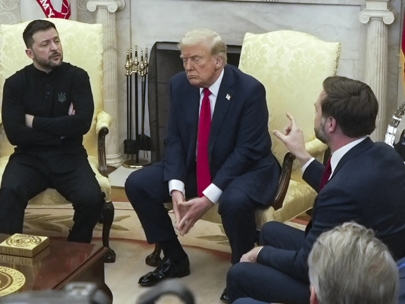 "Nemáte tromfy. S nami máte tromfy, ale bez nás nemáte žiadne tromfy," hovoril  už nahnevaný americký prezident Donald Trump svojmu ukrajinskému náprotivku Volodymyrovi Zelenskému. 
