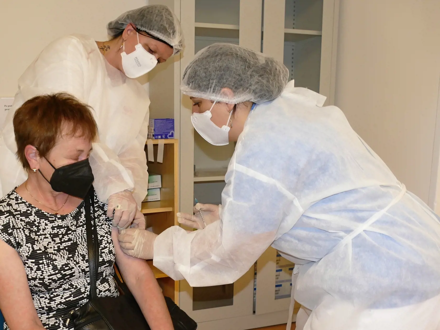 Na snímke žena počas očkovania ruskou vakcínou Sputnik V proti ochoreniu Covid-19 v epidemiologickej ambulancii na ulici Sasinkova v Žiline 7. júna 2021. FOTO TASR - Erika Ďurčová