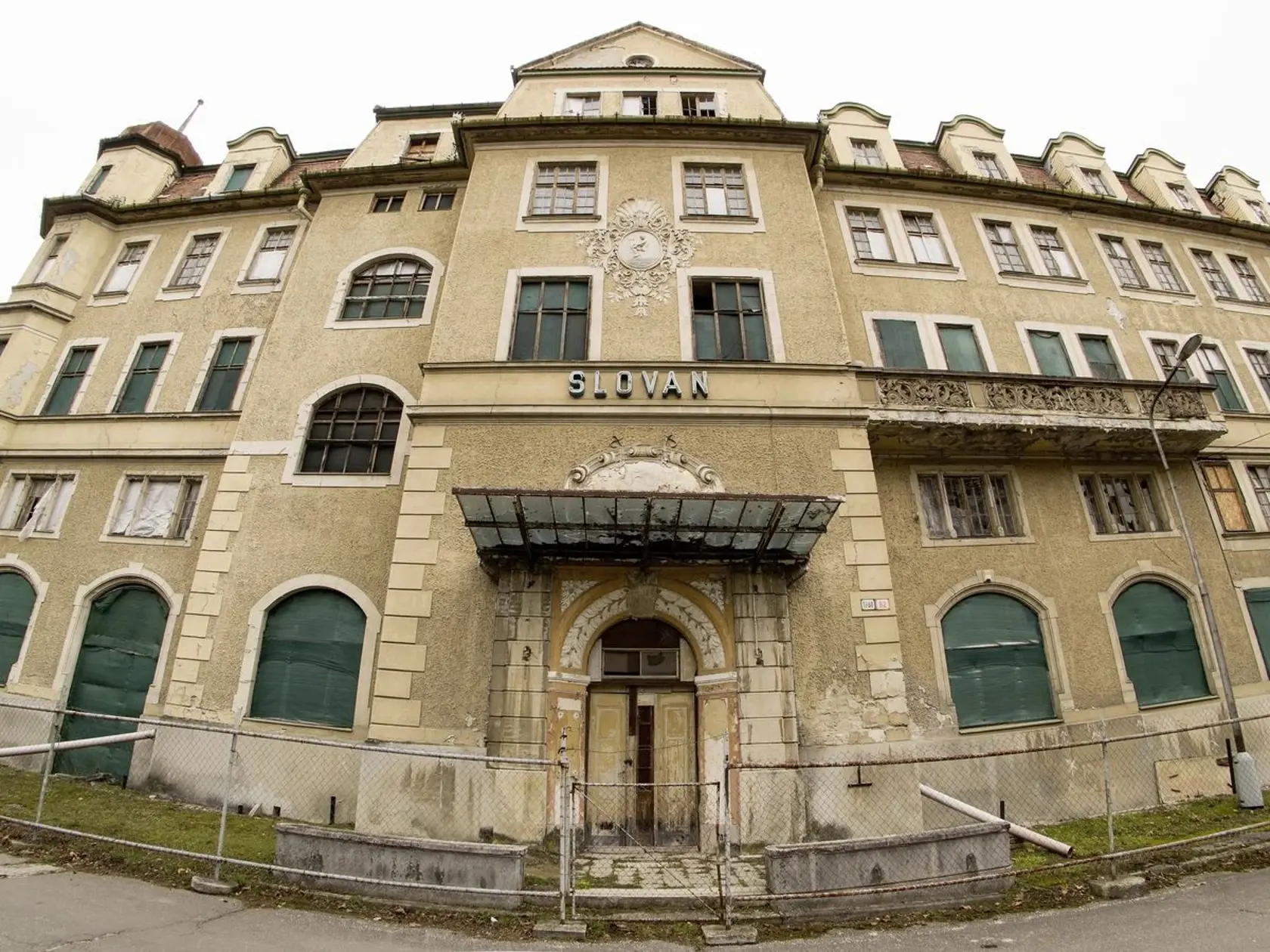 Nešťastný liečebný dom Slovan, ktorý sa už asi rekonštrukcie nedočká.