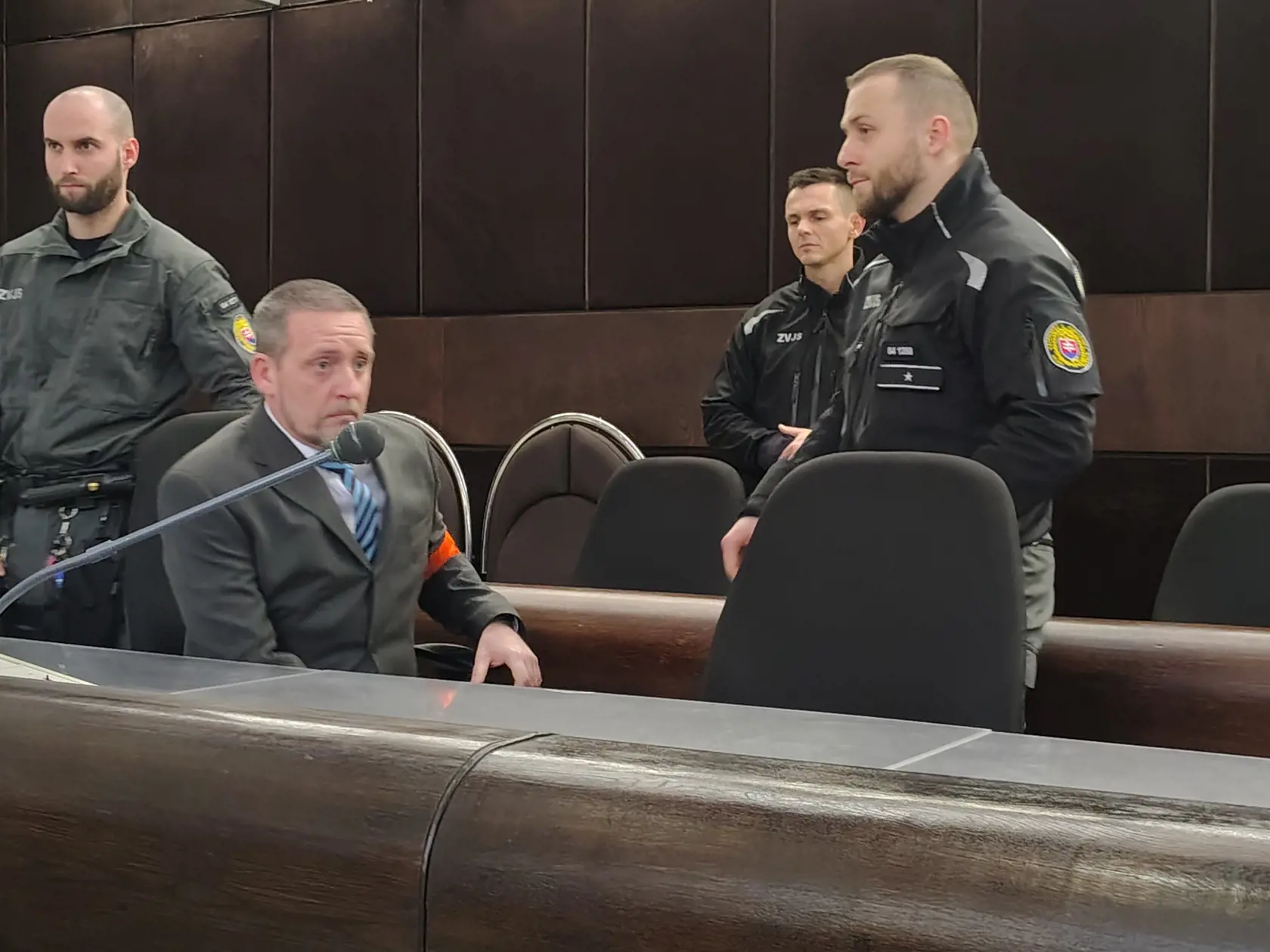 28.1.2025 na súde v Bratislave. Jozef prišiel na súd v rovnakom obleku ako naposledy, nezabudol na modrú viazanku.