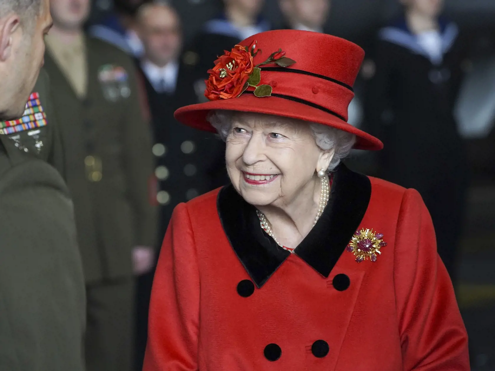 Britská kráľovná Alžbeta II. v sobotu absolvovala návštevu lietadlovej lode britských námorných síl HMS Queen Elizabeth.