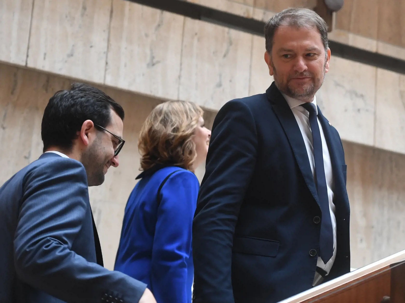Na snímke vpravo podpredseda vlády a minister financií SR Igor Matovič (OĽANO) a uprostred ministerka investícií, regionálneho rozvoja a informatizácie SR Veronika Remišová (Za ľudí)  prichádzajú na 128. schôdzu vlády SR 15. decembra 2022 v Bratislave.
