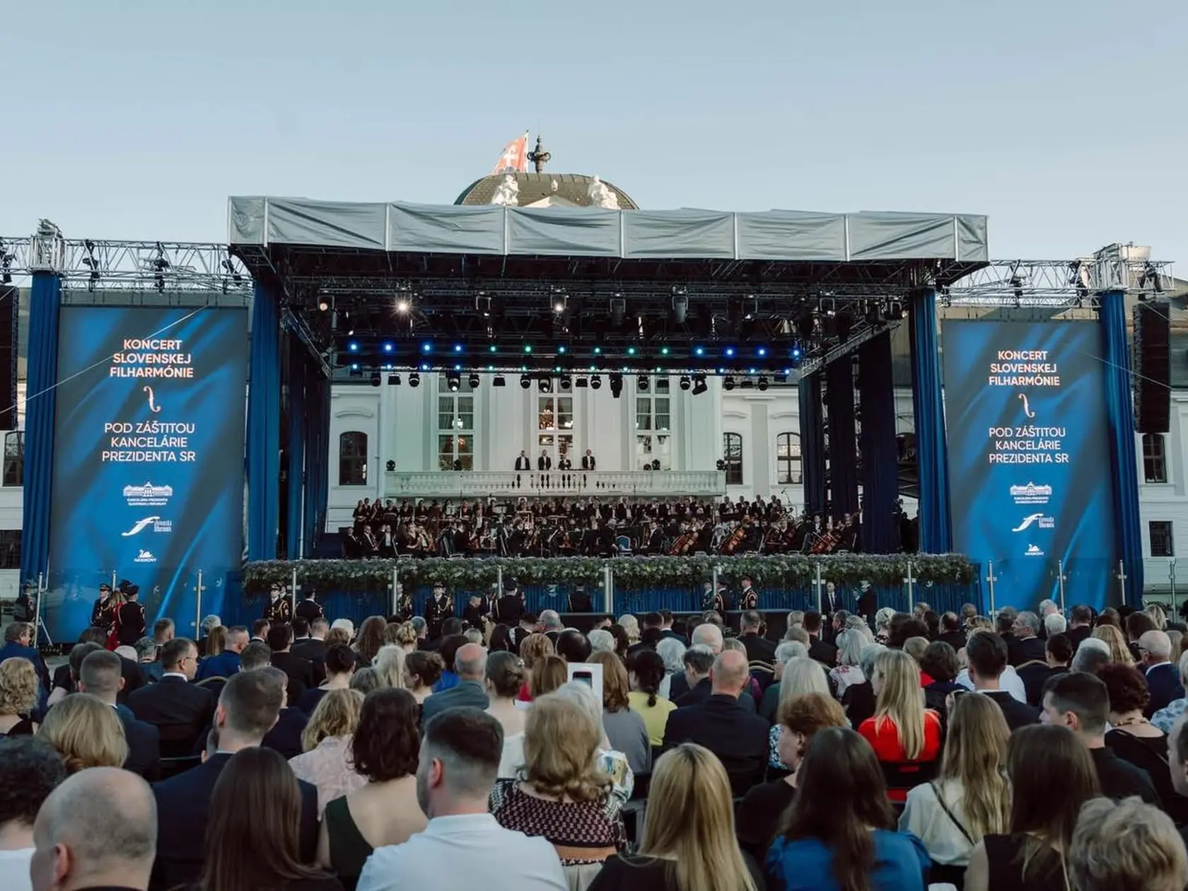 "S úctou som prijal pozvanie pána prezidenta na výnimočný koncert Slovenskej filharmónie. Zazneli diela slovenských aj svetových skladateľov v podaní špičkových umelcov," napísal Podpredseda vlády SR pre Plán obnovy a odolnosti a využívanie eurofondov Peter Kmec. 
