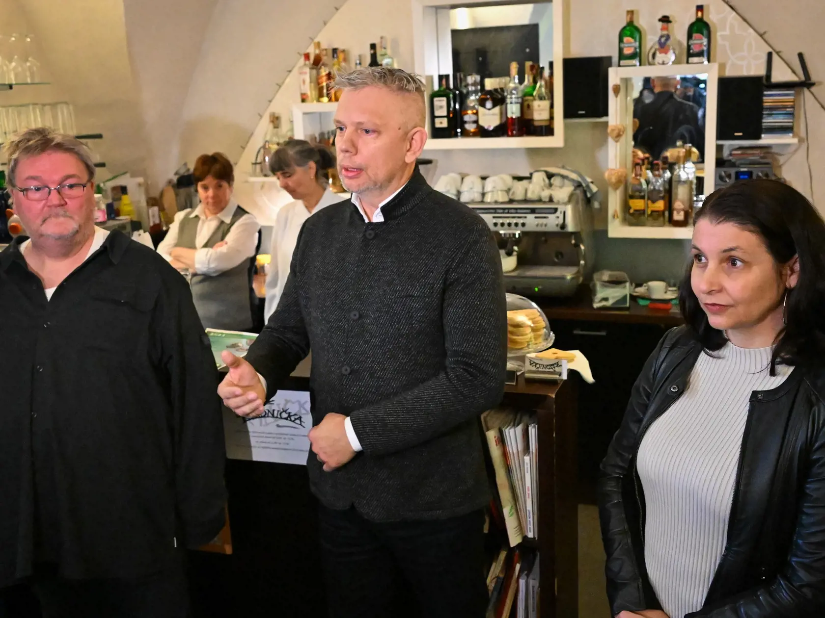 Na snímke zľava predseda Komory mimovládnych organizácií Marcel Zajac, právnik Peter Handiak a riaditeľka Centra pre filantropiu Zuzana Thullnerová počas tlačovej konferencie Komory mimovládnych organizácií (KMO) na tému Neberte nám 2 %, 30. novembra 2023 v Bratislave. FOTO TASR - Pavol Zachar