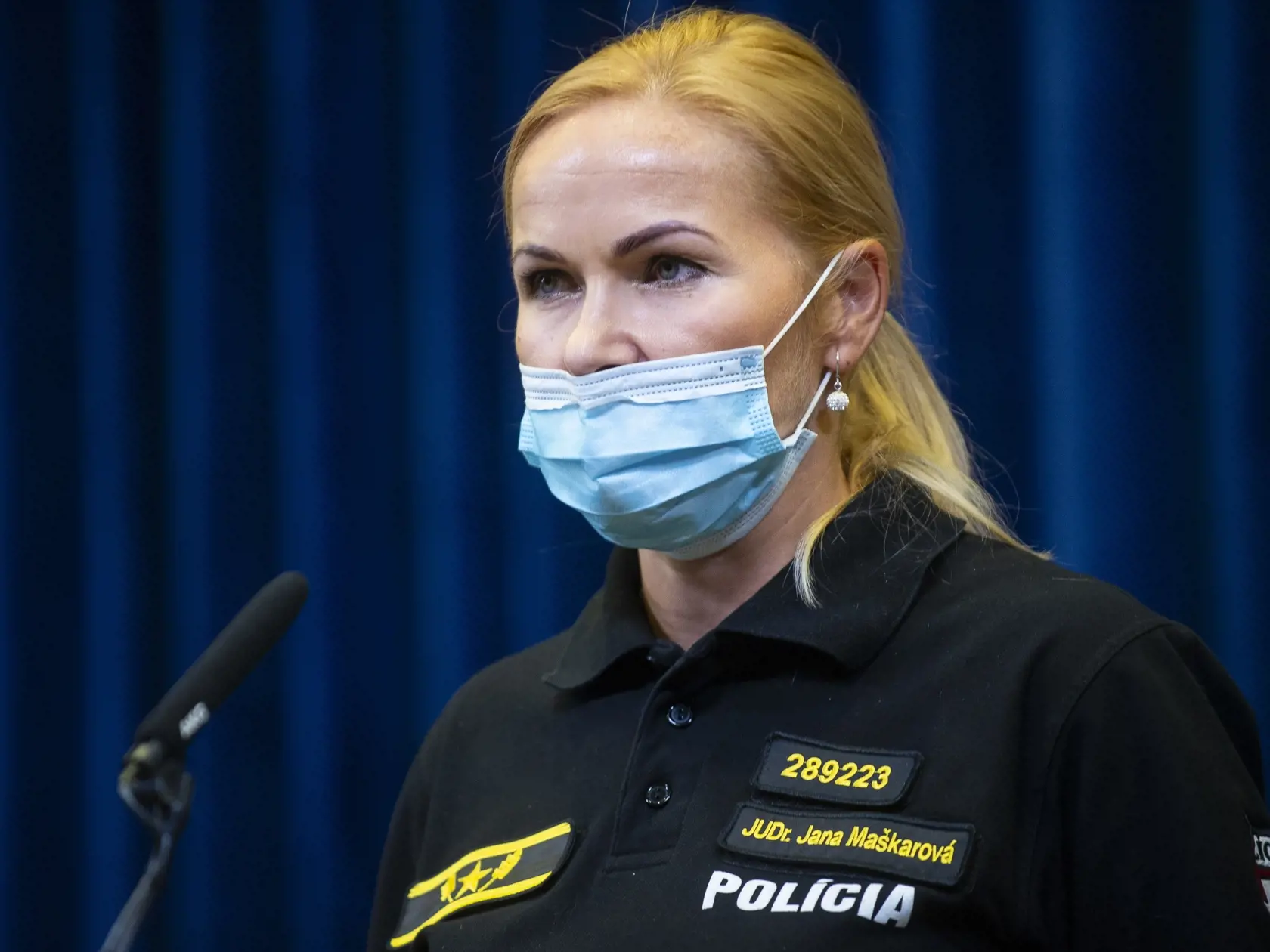 Podľa exkluzívnych zistení denníka Plus JEDEN DEŇ bude novou policajnou prezidentkou Jana Maškarová, ktorá už v minulosti pracovala ako policajná viceprezidentka. Počas vlád Igora Matoviča a Eduarda Hegera sa jej meno spomínalo vo viacerých kauzách a dokonca bola vypovedať na NAKA v kauze Očistec. Do úradu by mala nastúpiť už budúci pondelok.