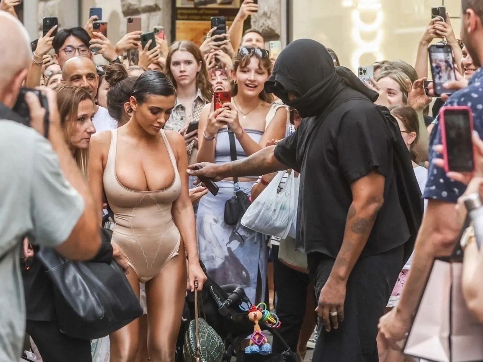 Bianca údajne nesmie rozprávať, ani sa smiať. Okrem jedálnička jej Kanye vyberá aj oblečenie.