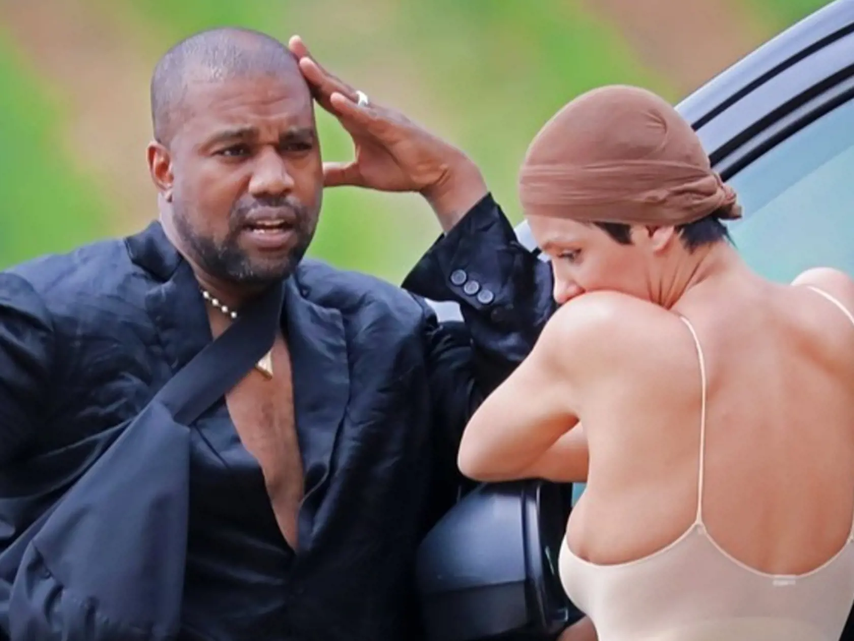 Kontroverzný raper Kanye West so svojou manželkou Biancou Censoriovou, ktorá si počas pobytu v Toskánsku obliekla priesvitné šaty.