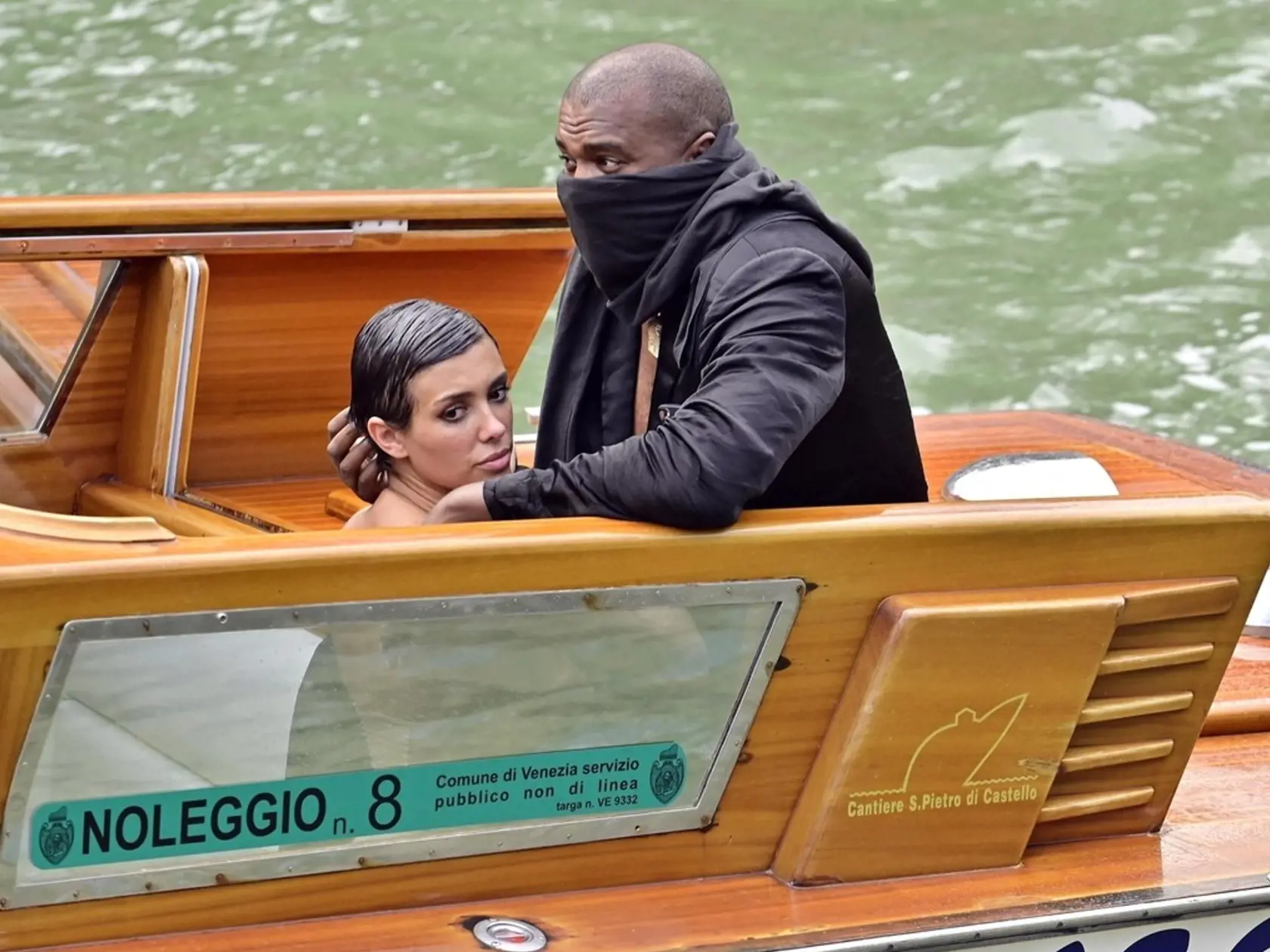 Počas romantickej plavby v Benátkach si to rozdávali priamo na palube! Rapper Ye, známy ako Kanye West (46), sa snažil počas milostných „hrátok“ zostať inkognito a zakrýval si tvár, no zato z gatí mu vykuklo niečo iné...