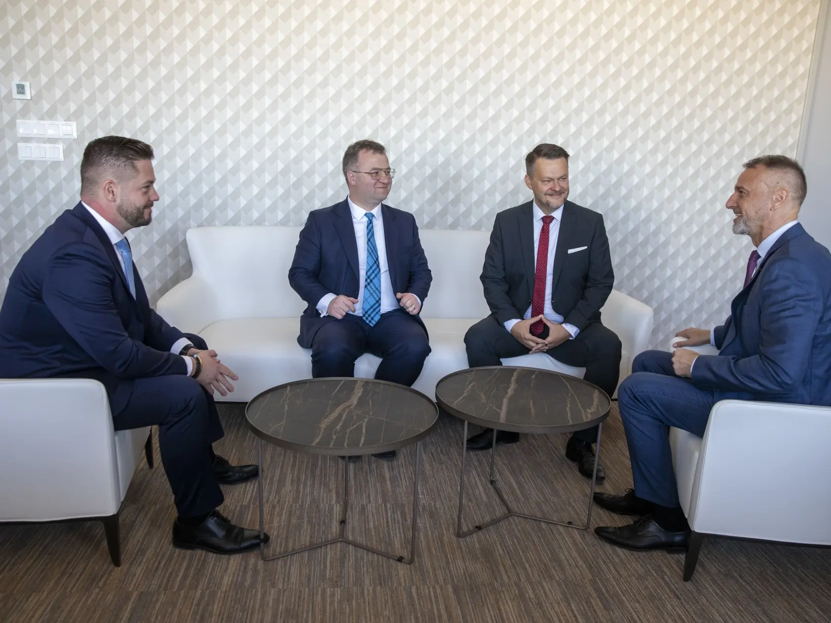 Na snimke je príchod nového ministra investícií, regionálneho rozvoja a informatizácie, MIRRI, Samuela Migaľa.
Úrad odovzdáva Richard Raši, 
Vpravo stojí tajomník Radomír Šalitroš