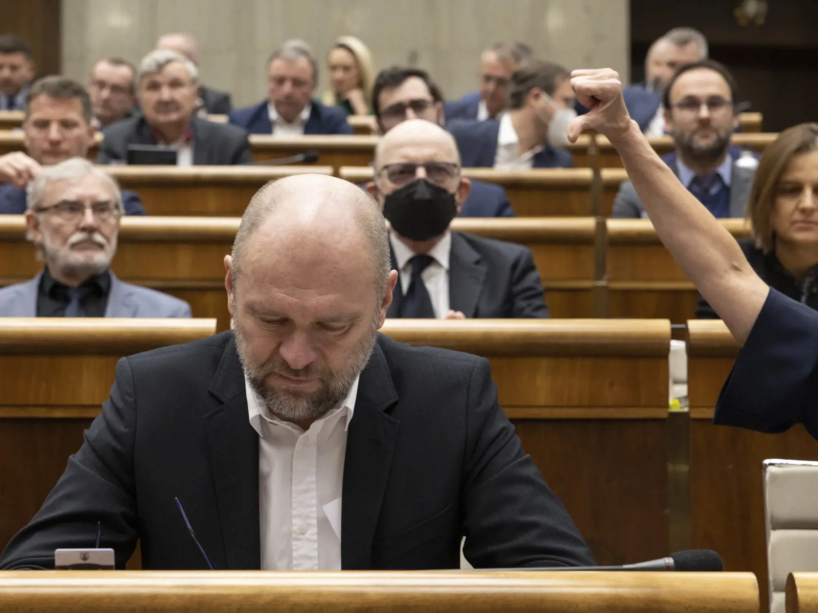78. schôdza Národnej rady Slovenskej republiky počas ktorej sa poslanci rozhodujú o zotrvaní vlády Eduarda Hegera. Na snímke je Richard Sulík. 
