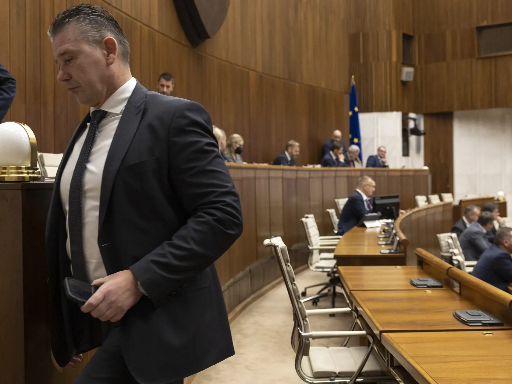 78. schôdza Národnej rady Slovenskej republiky počas ktorej sa poslanci rozhodujú o zotrvaní vlády Eduarda Hegera. Na snímke je Roman Mikulec. 