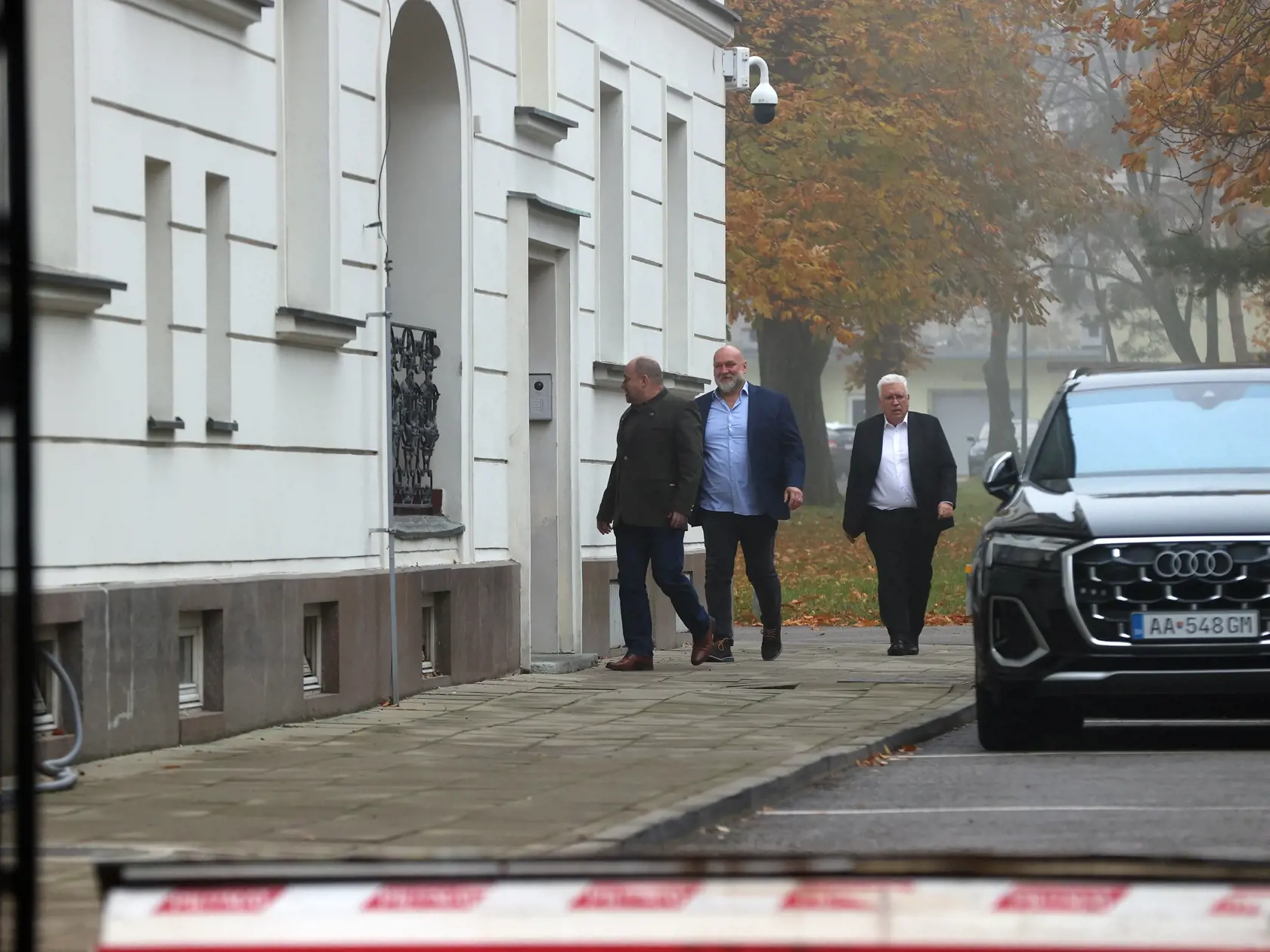 Na snímke je predseda Národnej koalície Rudolf Huliak s poslancami Ivanom Ševčíkom a Pavlom Ľuptákom na ceste na  Úrad vlády.