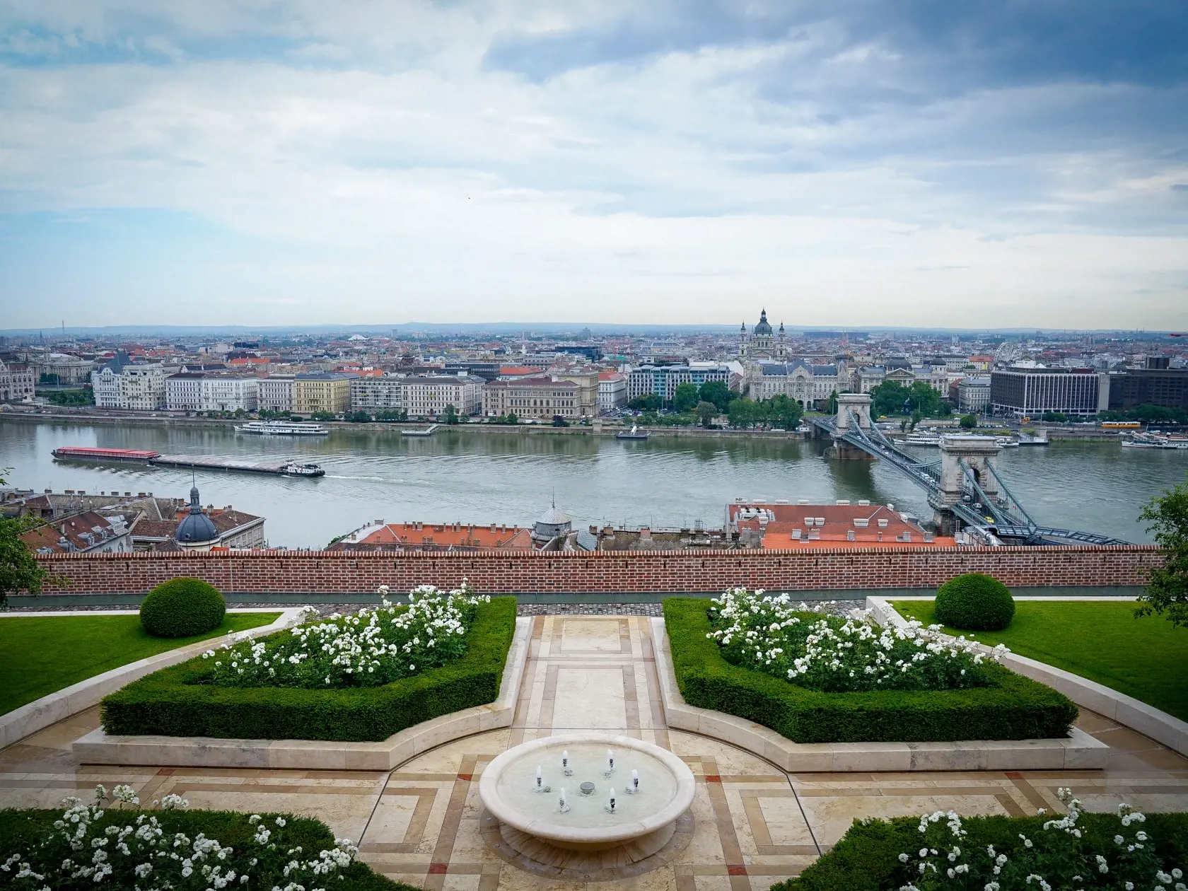 Slováci môžu vstúpiť a tranzitovať cez Maďarsko bez obmedzení. Na snímke pohľad na Budapešť.