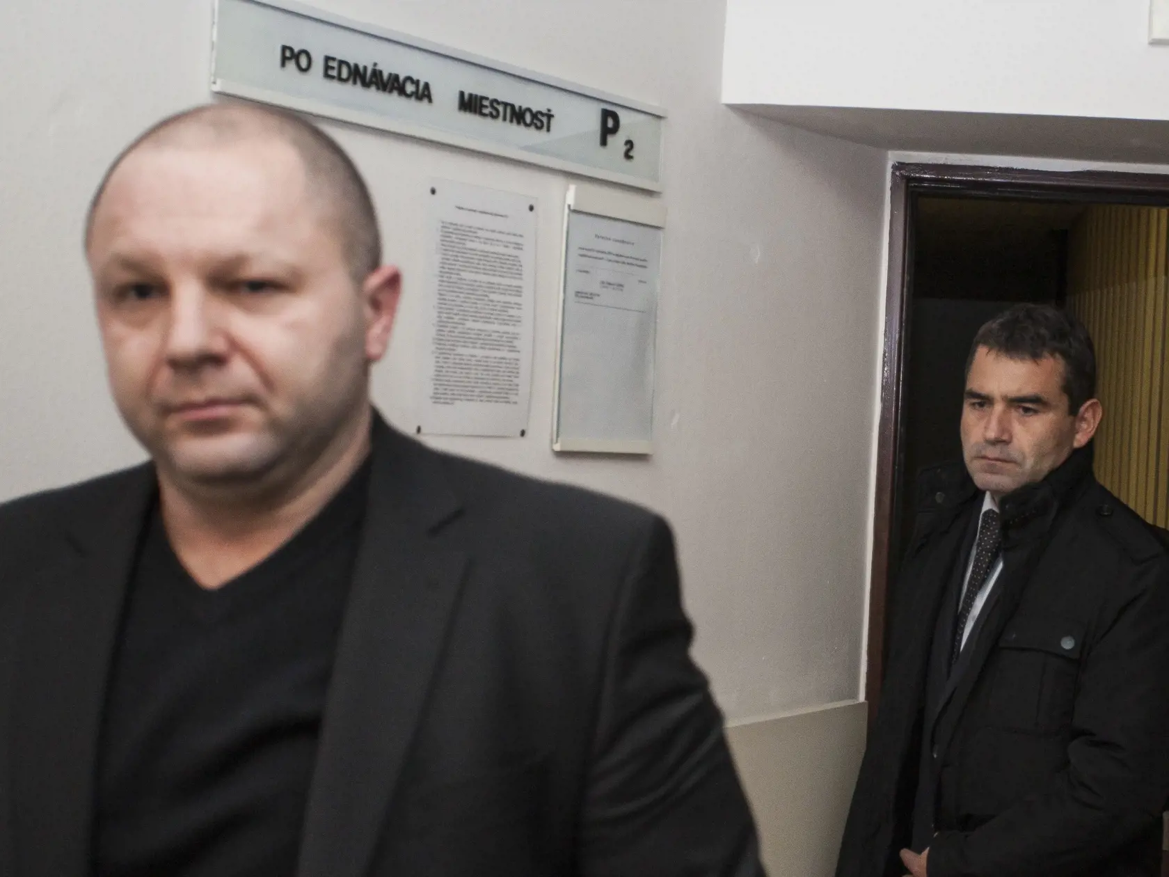 MARTIN RIBÁR Skončil vo väzbe spolu s takáčovcami. Už vyše roka sedí v cele s rozlohou osem štvorcových metrov. K jeho ústavnej sťažnosti sa pripojila aj advokátska komora. Na snímke vpredu.
