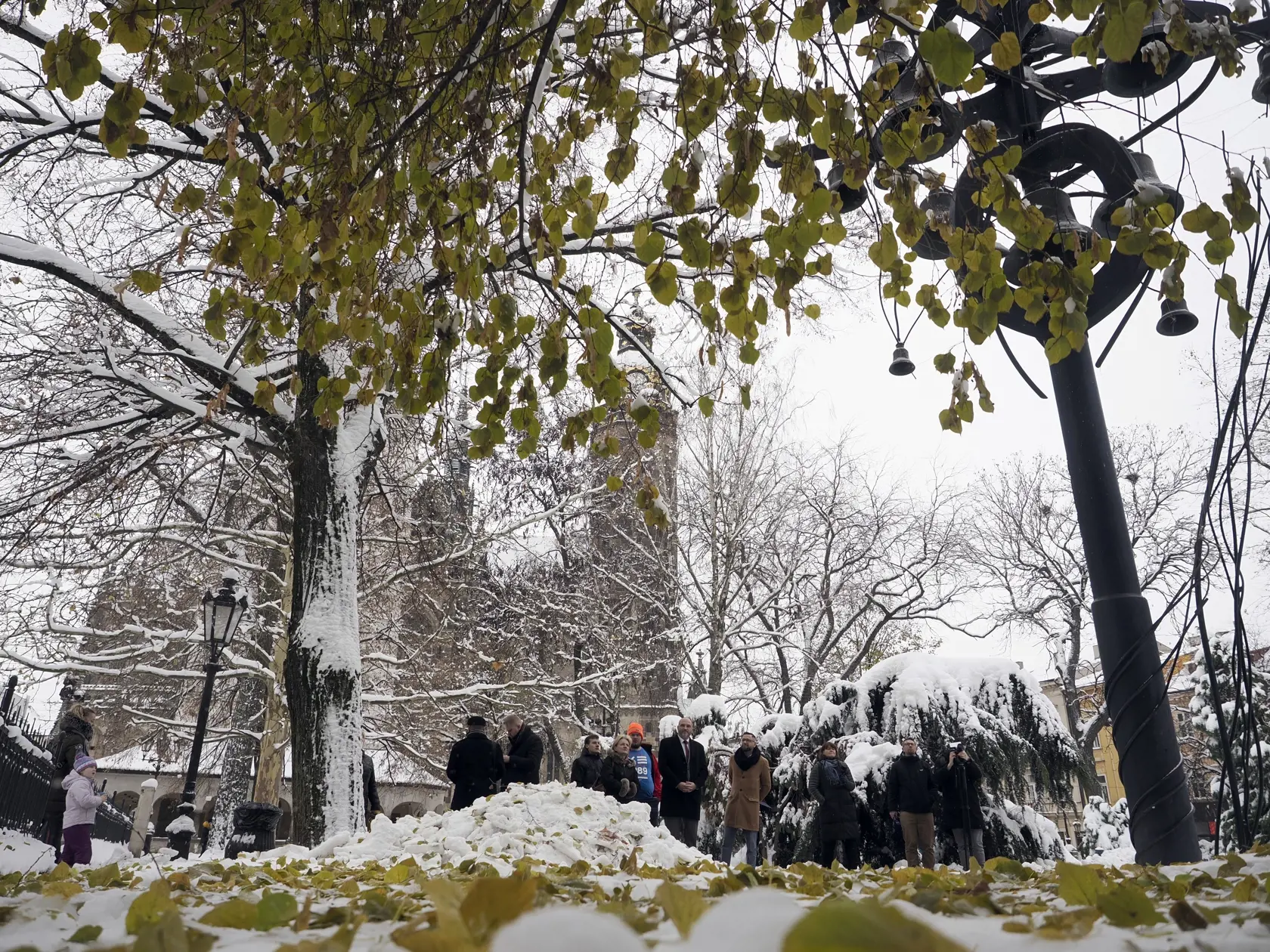 Pri dobe prevádzky sa zohľadňoval pokoj obyvateľov bytov z Hlavnej ulice.