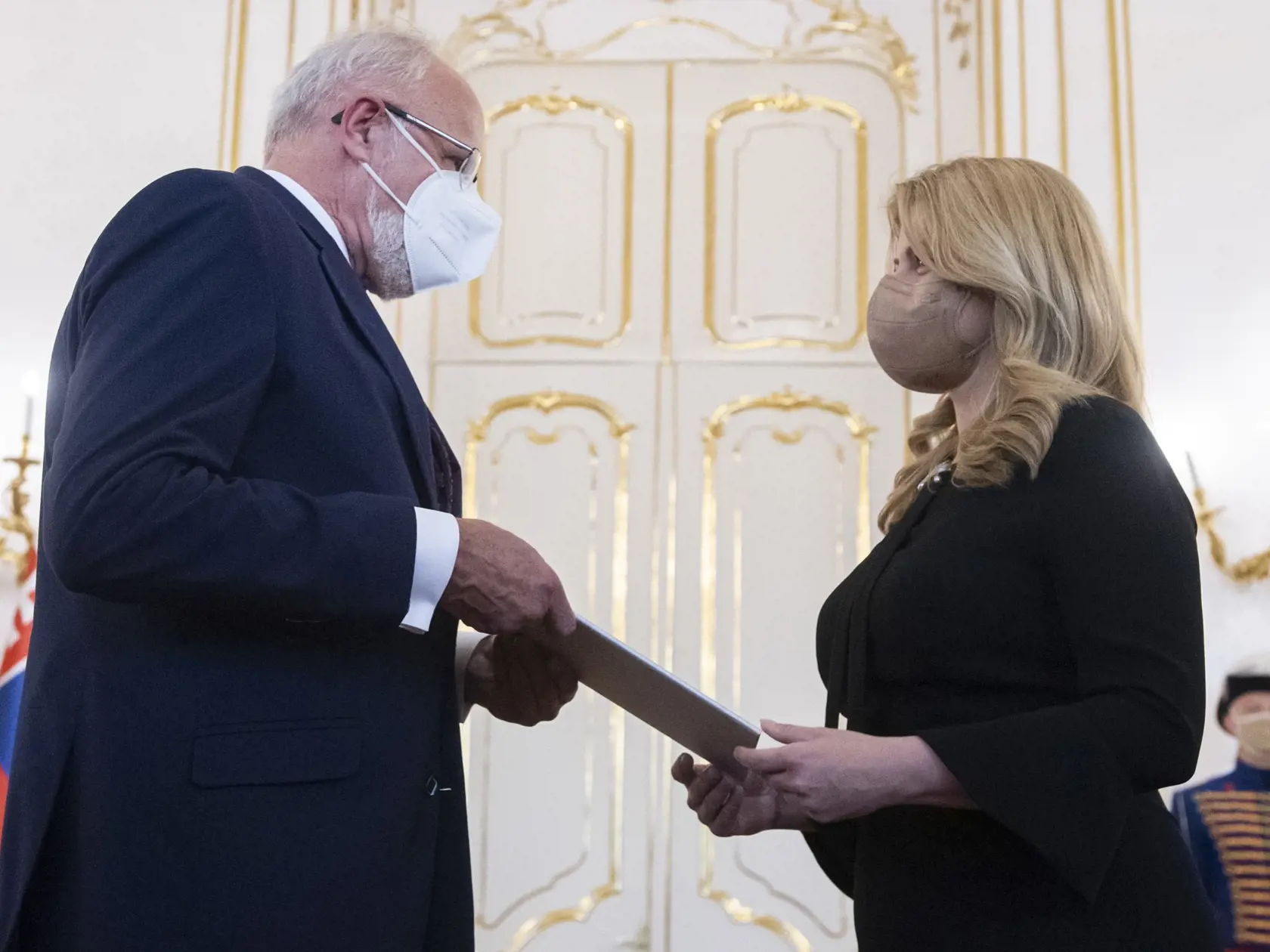 Prezidentka Zuzana Čaputová (vpravo) prijala demisiu doterajšieho ministra pôdohospodárstva a rozvoja vidieka Jána Mičovského (vľavo) v utorok 8. júna 2021 v Bratislave. Za jeho nástupcu vymenovala Samuela Vlčana.  FOTO TASR - Martin Baumann