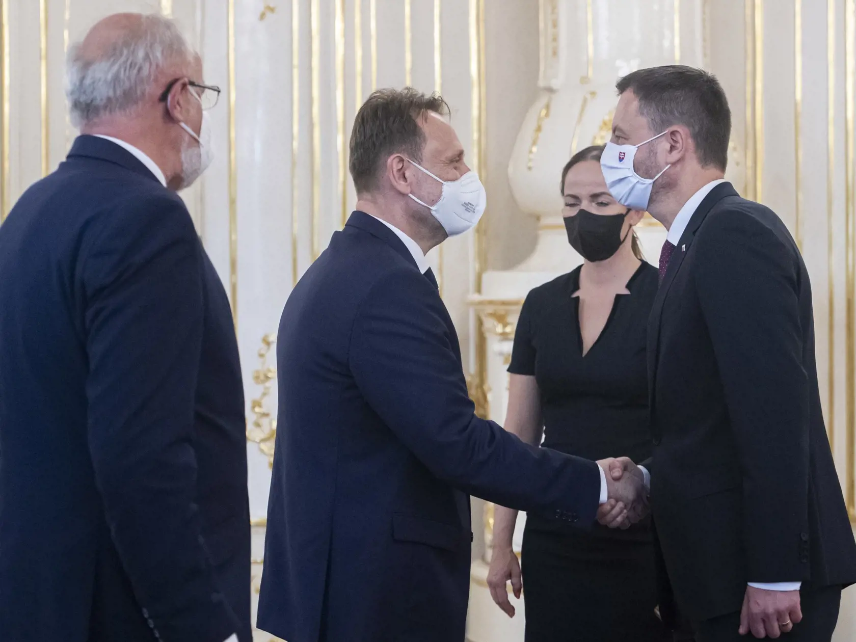 Prezidentka Zuzana Čaputová prijala demisiu doterajšieho ministra pôdohospodárstva a rozvoja vidieka Jána Mičovského (vľavo) v utorok 8. júna 2021 v Bratislave. Za jeho nástupcu vymenovala Samuela Vlčana (uprostred). Vpravo predseda vlády Eduard Heger (OĽaNO).  FOTO TASR - Martin Baumann