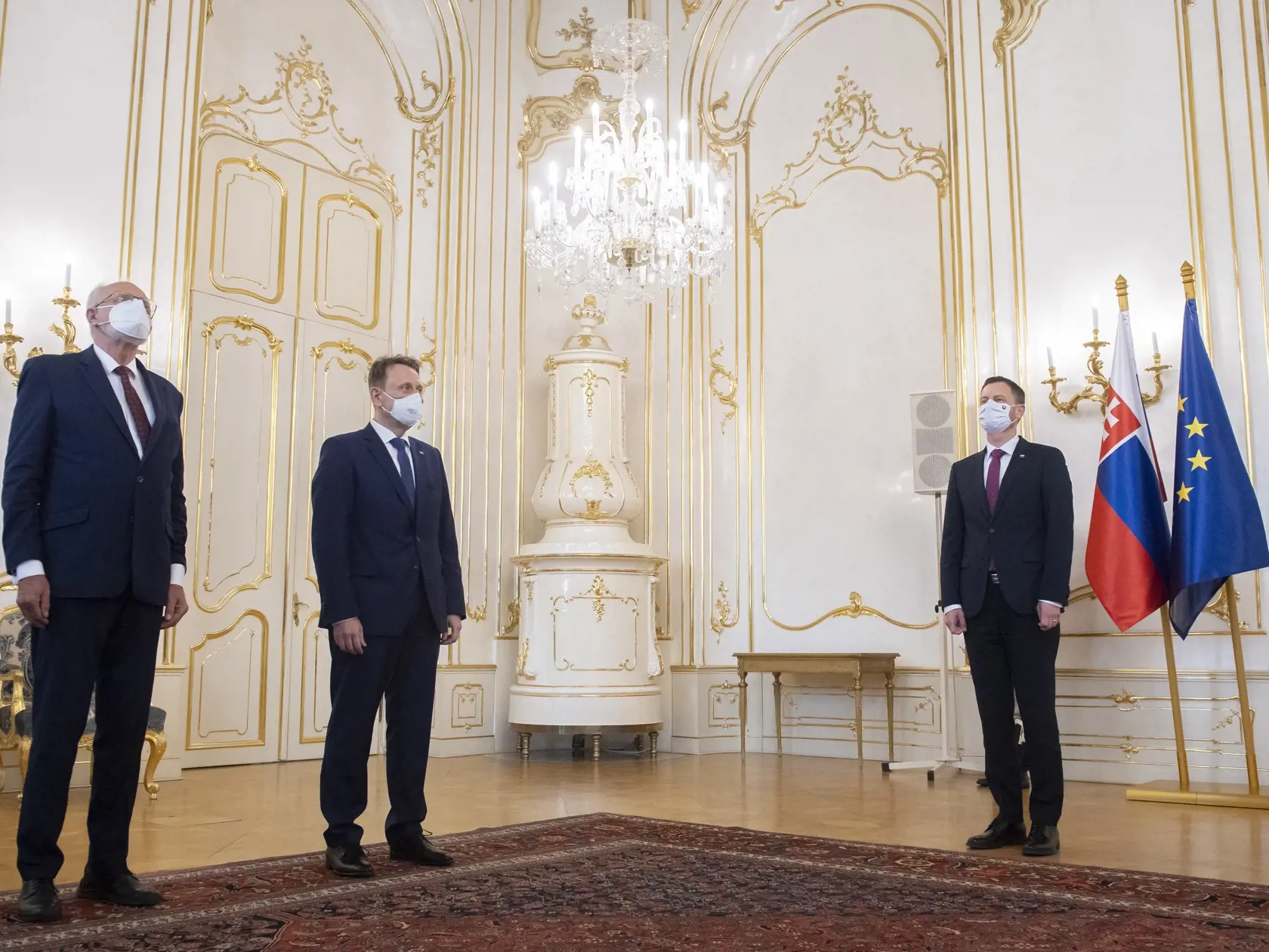 Prezidentka Zuzana Čaputová prijala demisiu doterajšieho ministra pôdohospodárstva a rozvoja vidieka Jána Mičovského (vľavo) v utorok 8. júna 2021 v Bratislave. Za jeho nástupcu vymenovala Samuela Vlčana (druhý vľavo). Vpravo predseda vlády Eduard Heger (OĽaNO).  FOTO TASR - Martin Baumann