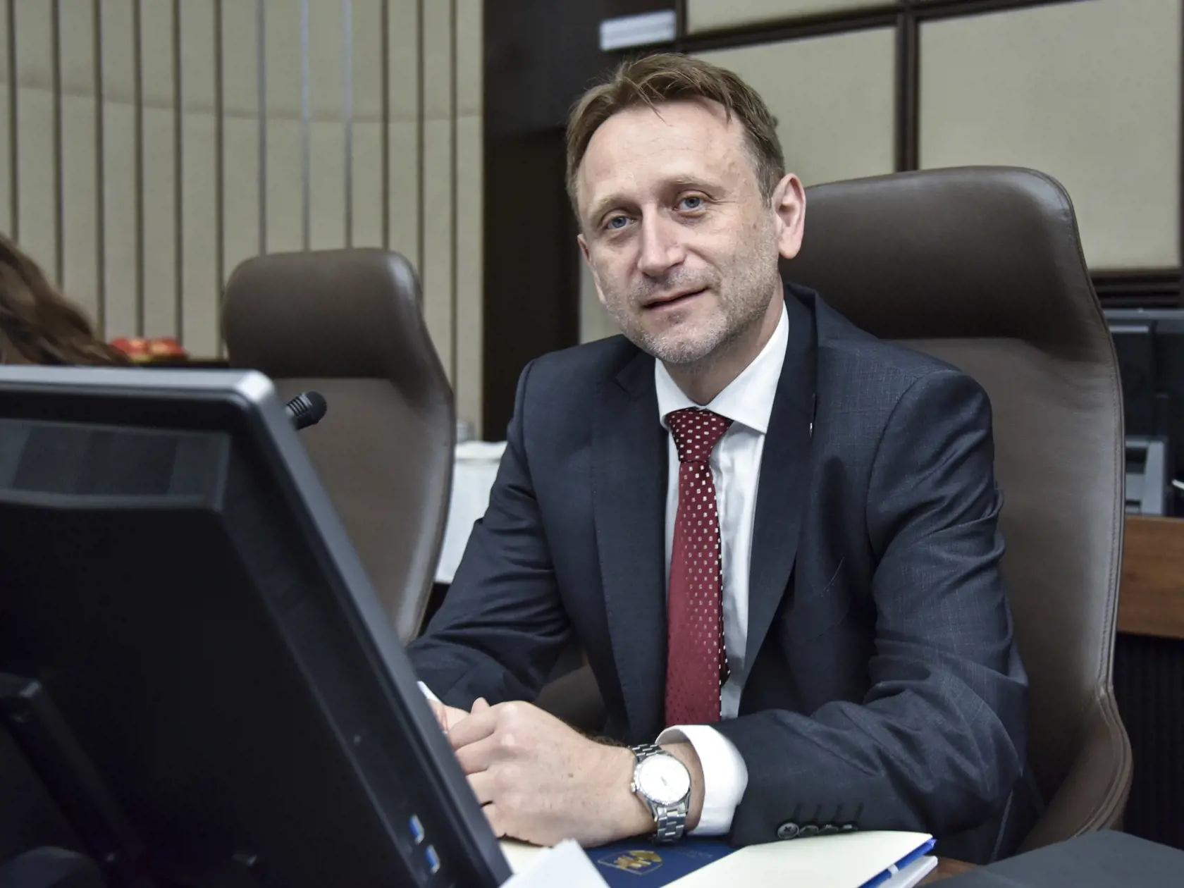 "Ukončenie štátnozamestnaneckého pracovného pomeru bolo na základe vlastných žiadostí dotknutých zamestnancov a v súlade so zákonom. Viac informácií vzhľadom na to, že proces ešte nie je ukončený, nebudeme poskytovať," uvádza sa v stanovisku rezortu, zaslanom pre naš denník.