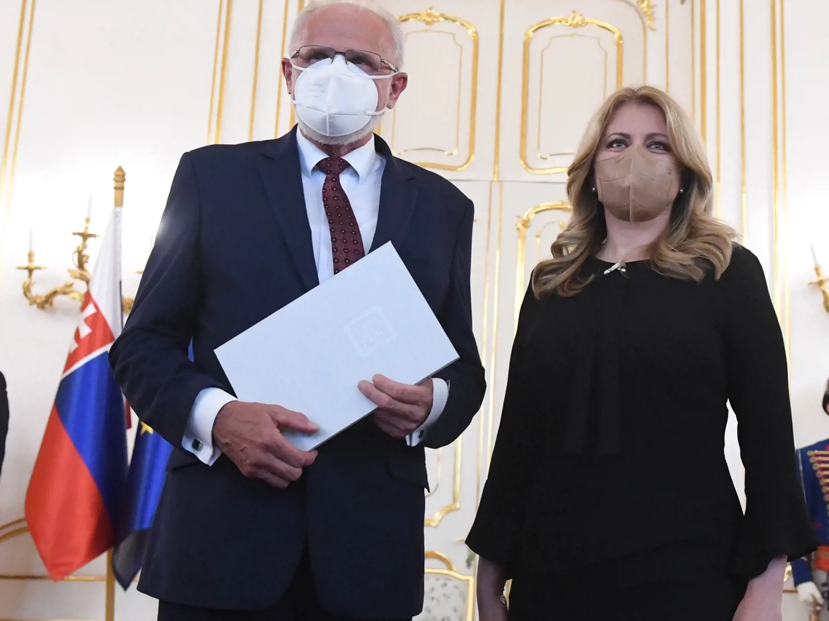 Prezidentka Zuzana Čaputová (vpravo) prijala demisiu doterajšieho ministra pôdohospodárstva a rozvoja vidieka Jána Mičovského (vľavo) v utorok 8. júna 2021 v Bratislave. Za jeho nástupcu vymenovala Samuela Vlčana. V pozadí vľavo predseda vlády Eduard Heger (OĽaNO).  FOTO TASR - Martin Baumann