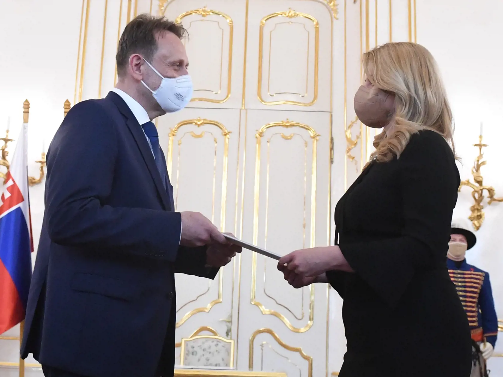 Prezidentka Zuzana Čaputová (vpravo) prijala demisiu doterajšieho ministra pôdohospodárstva a rozvoja vidieka Jána Mičovského v utorok 8. júna 2021 v Bratislave. Za jeho nástupcu vymenovala Samuela Vlčana (vľavo).  FOTO TASR - Martin Baumann