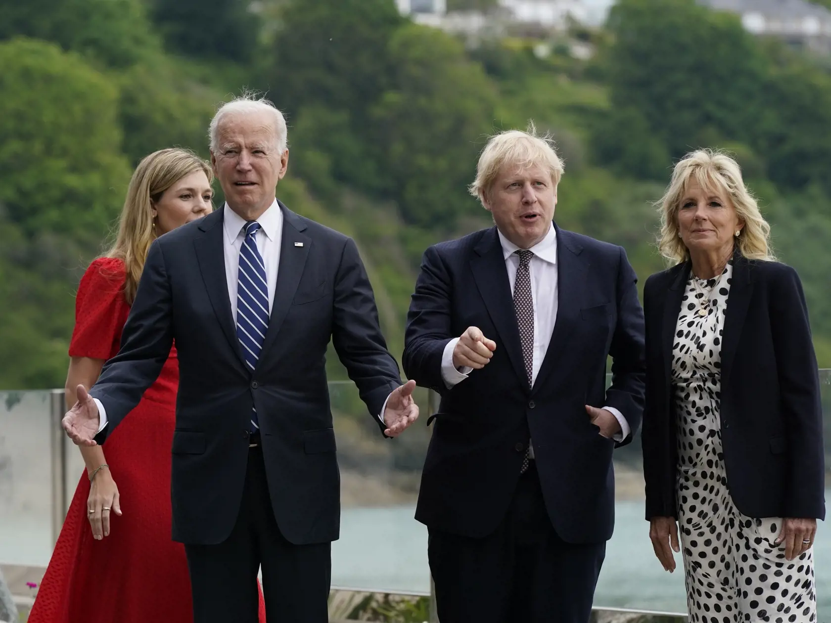 JB 15 Carbis Bay - Britský premiér Boris Johnson (druhý sprava) s manželkou Carrie Johnsonovou (vľavo) a americký prezident Joe Biden (druhý zľava) s manželkou Jill Bidenovou (vpravo) kráčajú pred hotelom Carbis Bay Hotel počas ich stretnutia pred summitom G7, siedmich najvyspelejších krajín sveta v zálive Carbis Bay v britskom Cornwalle 10. júna 2021. Summit lídrov priemyselne najvyspelejších krajín zo skupiny G7 sa uskutoční v britskom Cornwalle 11.- 13. júna. FOTO TASR/AP

President Joe Biden