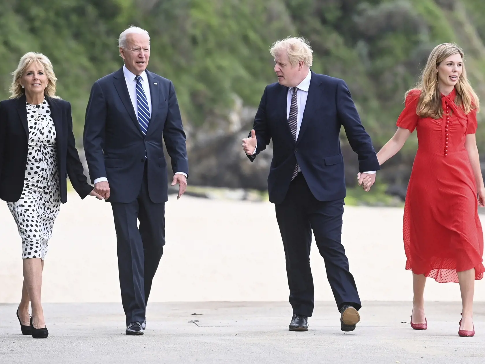JB 13 Carbis Bay - Britský premiér Boris Johnson (druhý sprava) s manželkou Carrie Johnsonovou (vpravo) a americký prezident Joe Biden (druhý zľava) s manželkou Jill Bidenovou (vľavo) kráčajú pred hotelom Carbis Bay Hotel počas ich stretnutia pred summitom G7, siedmich najvyspelejších krajín sveta v zálive Carbis Bay v britskom Cornwalle 10. júna 2021. Summit lídrov priemyselne najvyspelejších krajín zo skupiny G7 sa uskutoční v britskom Cornwalle 11.- 13. júna. FOTO TASR/AP

Britain's Prime Min