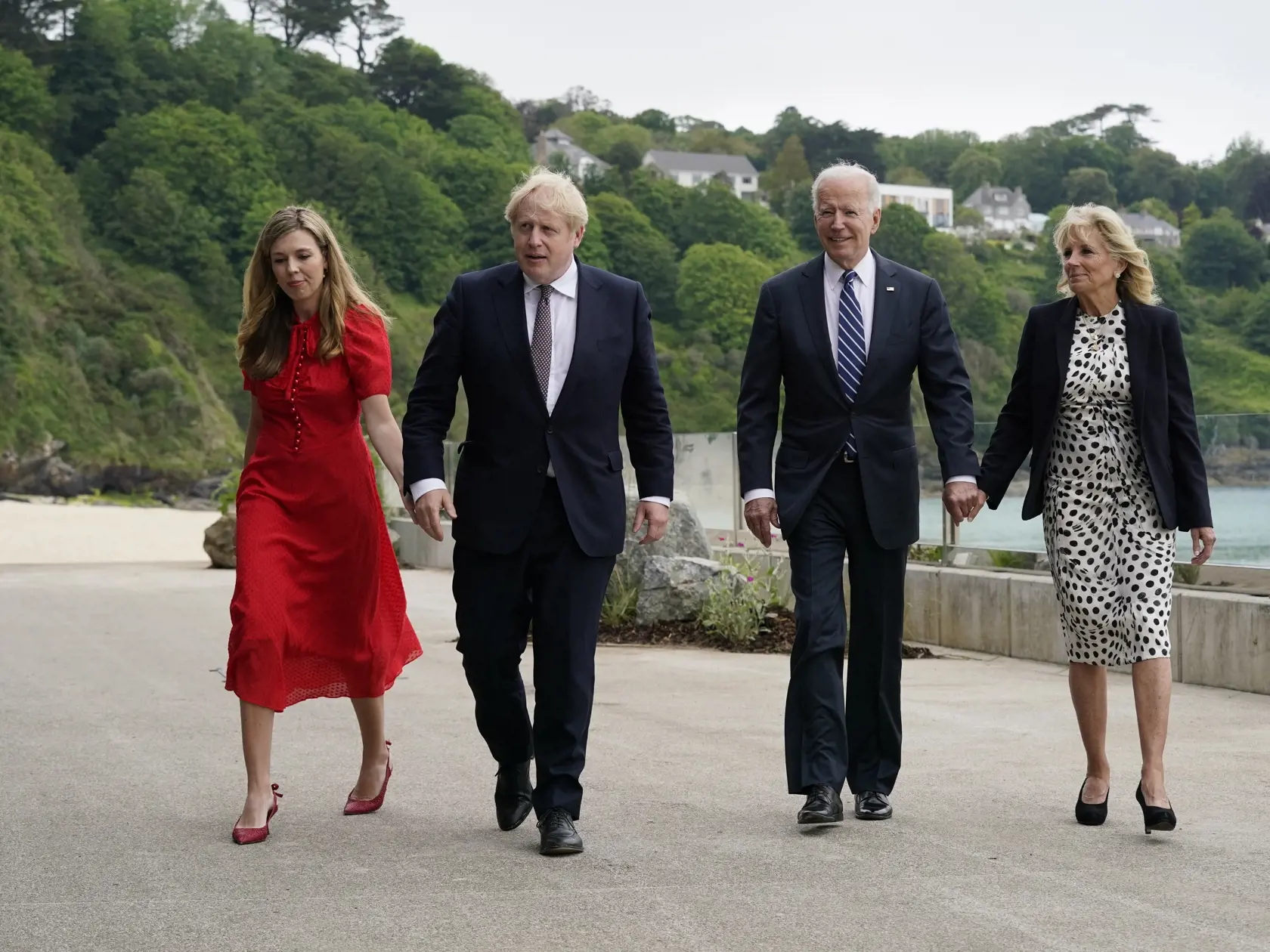 JB 14 Carbis Bay - Britský premiér Boris Johnson (druhý zľava) s manželkou Carrie Johnsonovou (vľavo) a americký prezident Joe Biden (druhý sprava) s manželkou Jill Bidenovou (vpravo) kráčajú pred hotelom Carbis Bay Hotel počas ich stretnutia pred summitom G7, siedmich najvyspelejších krajín sveta v zálive Carbis Bay v britskom Cornwalle 10. júna 2021. Summit lídrov priemyselne najvyspelejších krajín zo skupiny G7 sa uskutoční v britskom Cornwalle 11.- 13. júna. FOTO TASR/AP

President Joe Biden