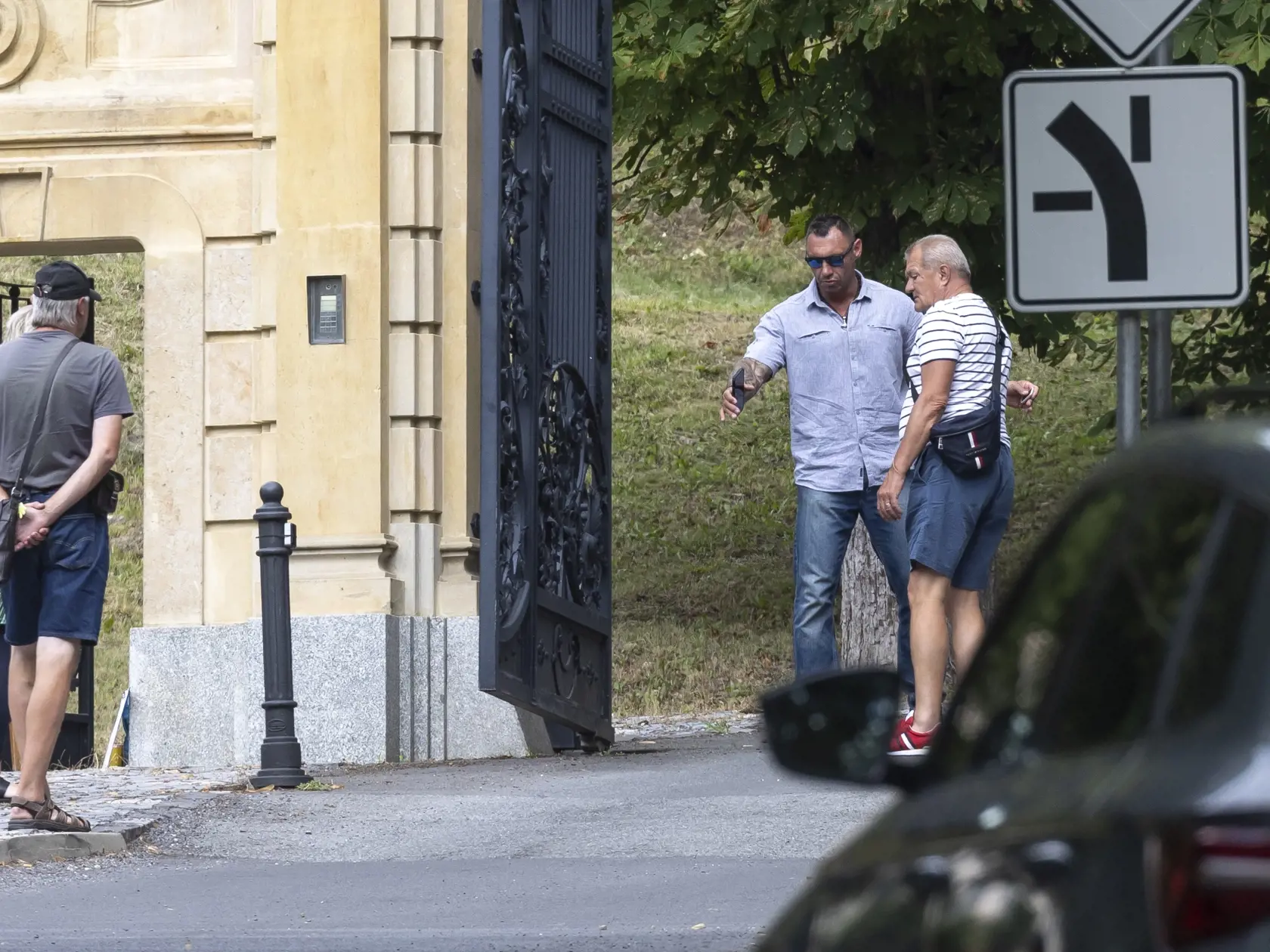 Do zámku sa chceli prísť pozrieť aj turisti, avšak kvôli Škriniarovej svadbe dostali už od piatka poobedia stopku.