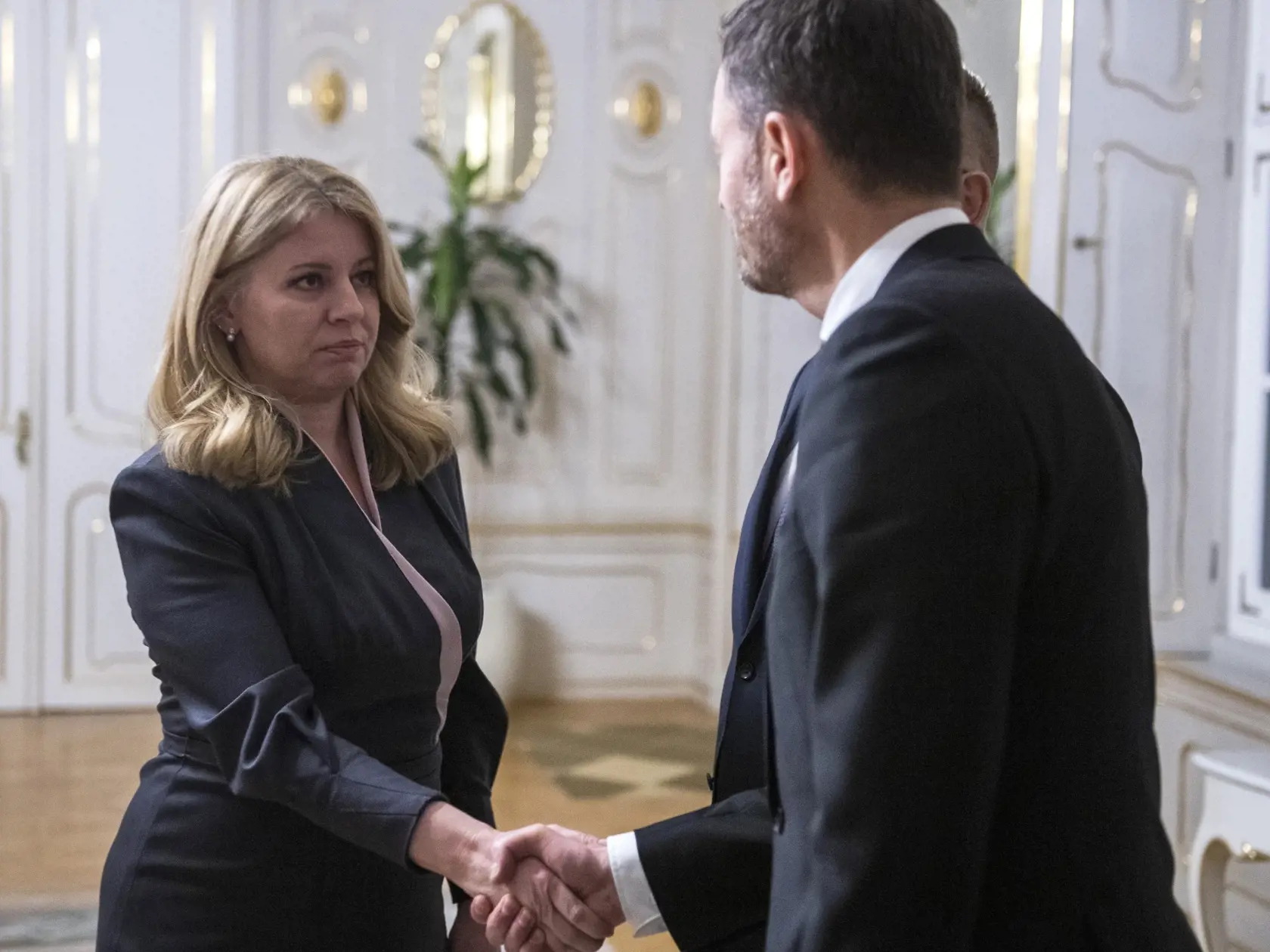 Na snímke zľava prezidentka SR Zuzana Čaputová, predseda NR SR Boris Kollár (Sme rodina) a predseda vlády SR Eduard Heger (OĽaNO) počas stretnutia po hlasovaní o vyslovení nedôvery vláde, vo štvrtok 15. decembra 2022 v Prezidentskom paláci v Bratislave. Národná rada (NR) SR vo štvrtok vyslovila nedôveru vláde Eduarda Hegera. Za jej pád hlasovalo 78 poslancov. Vláda bude ďalej fungovať v demisii s obmedzenými právomocami. FOTO TASR - Jaroslav Novák