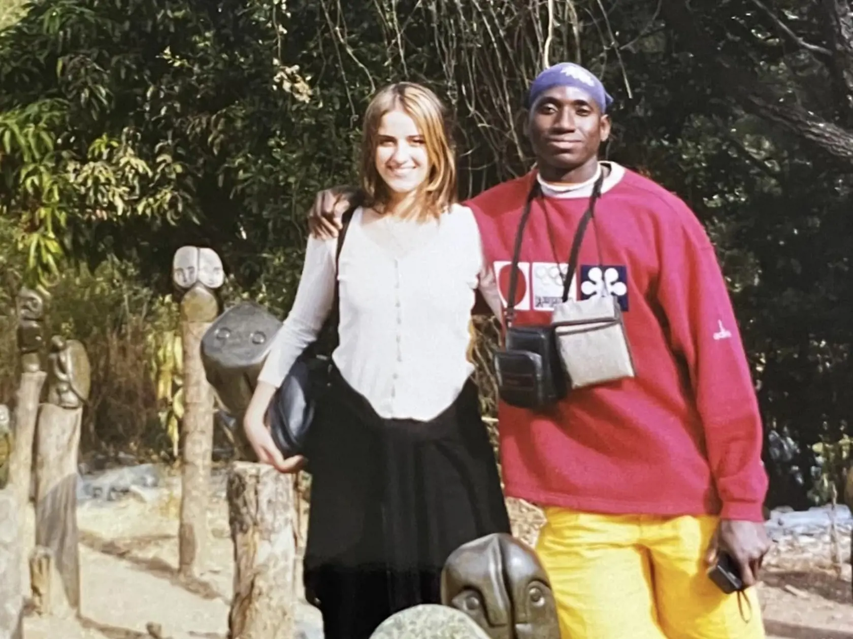 Ibi Maiga zverejnil spoločné zábery s Barbarou Haščákovou, keď bola kedysi za ním v Afrike. Snímky pochádzajú zrejme z čias, kedy sa v Afrike točila Fontána pre Zuzanu 3 (1999).
