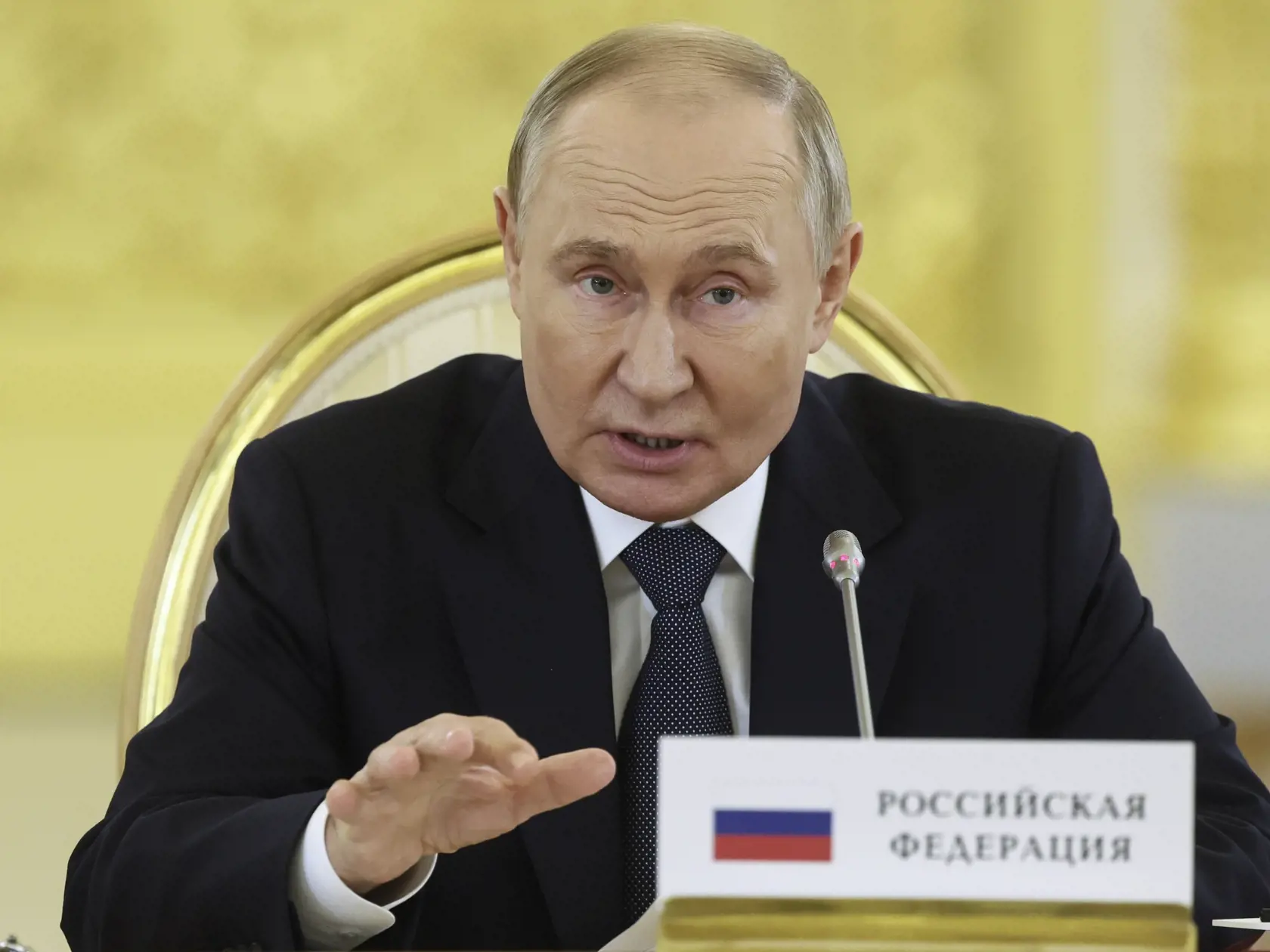 Ruský prezident Vladimir Putin  rozpráva počas stretnutia s lídrami krajín Spoločenstva nezávislých štátov (SNŠ) na summite SNŠ v Moskve 8. októbra 2024.