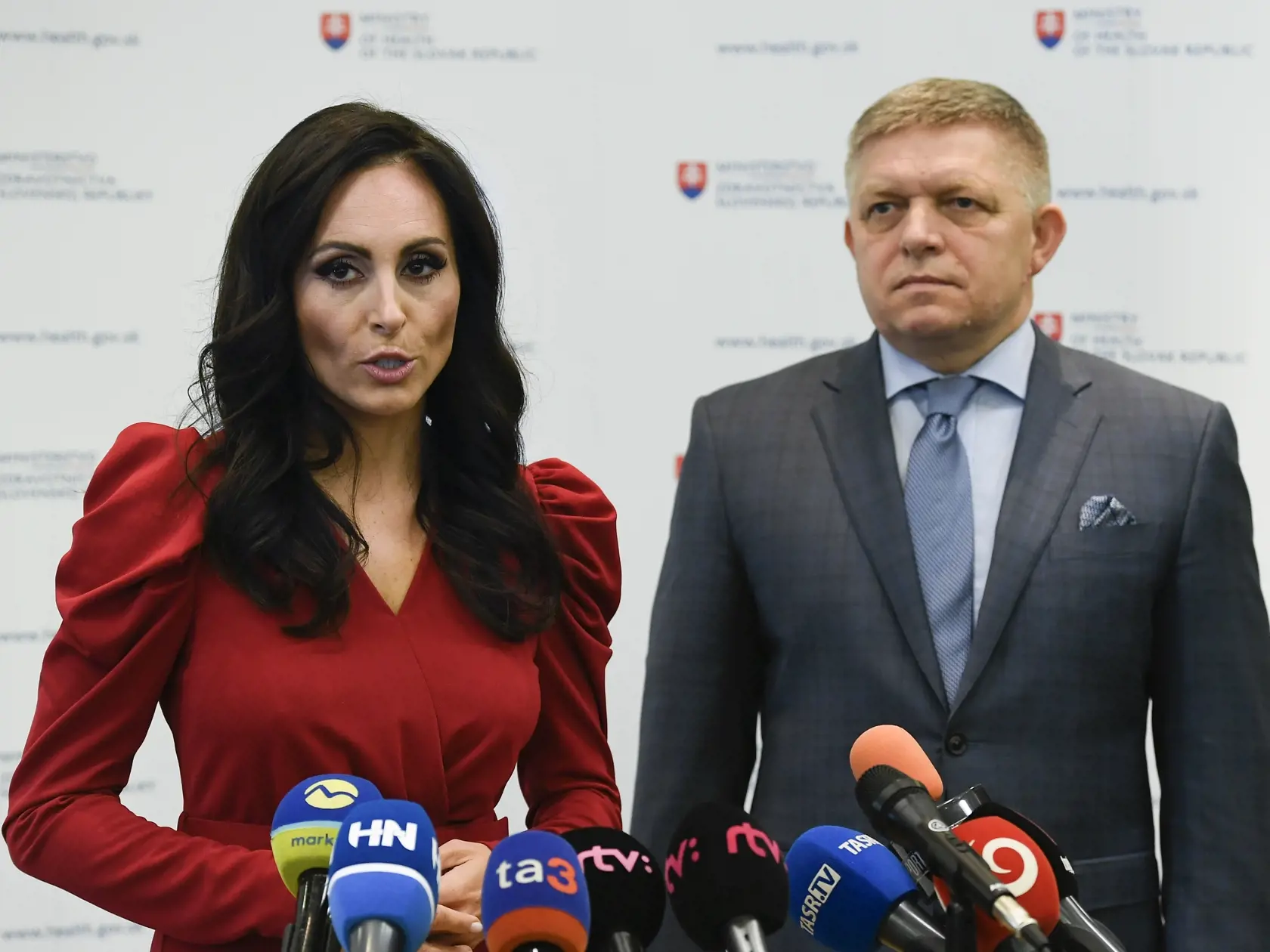 Premiér Robert Fico s ministerkou zdravotníctva Zuzanou Dolinkovou (HLAS).