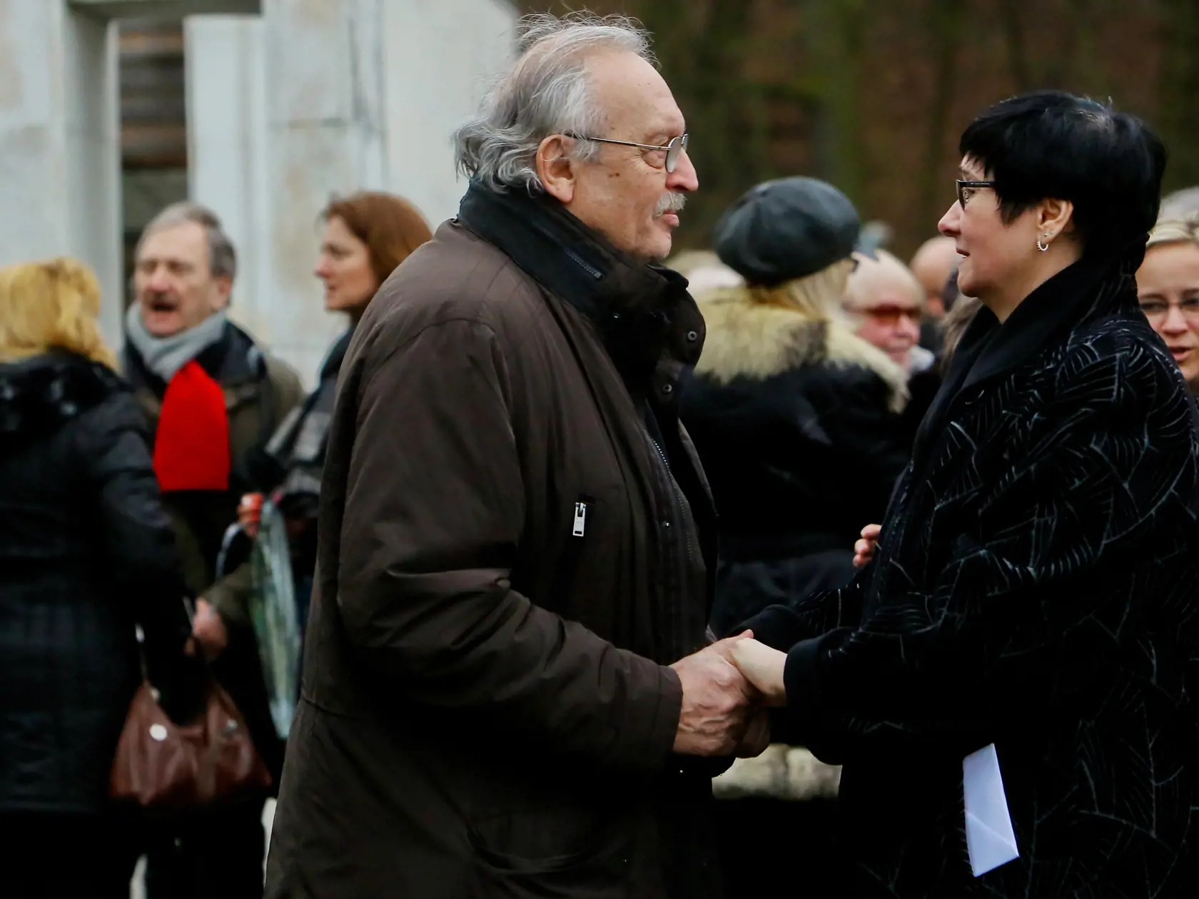 Na snímke manželka Božena Haverlová prijíma kondolencie od Františka Kovára po manželovom pohrebe.
