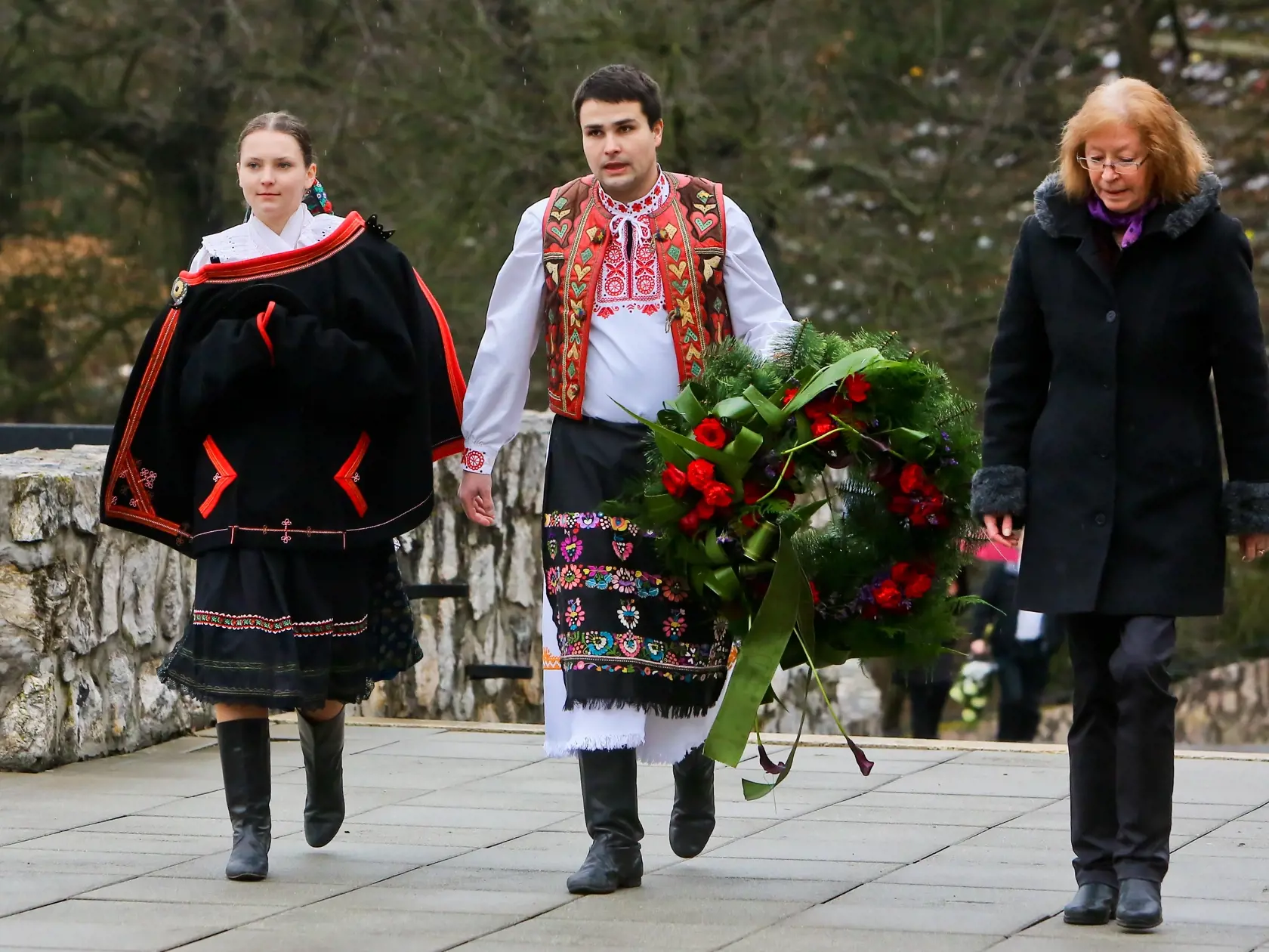 Na snimke parik folkloristov prichadza do bratislavskeho krematoria na poslednu rozlucku so zosnulym hercom Leopoldom Haverlom.