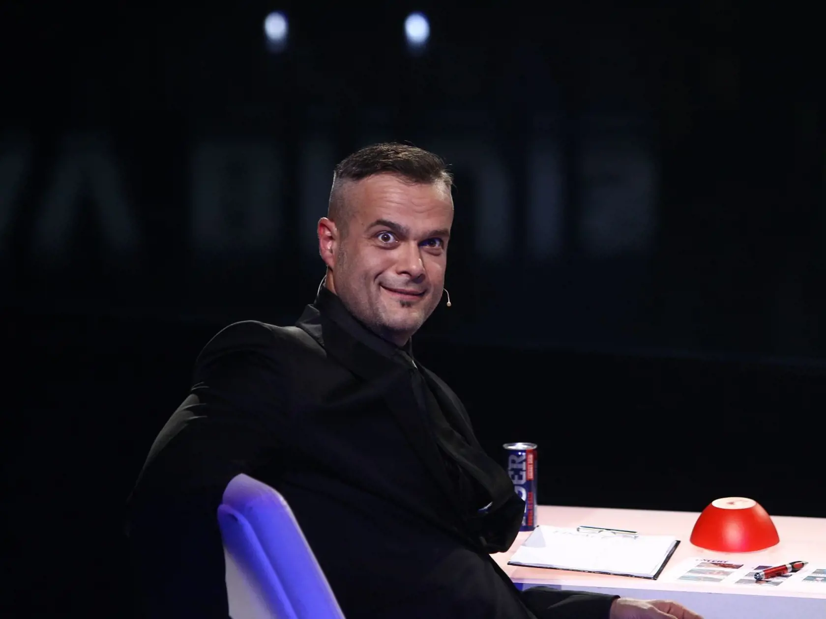 Porotca Jaro Slávik sa takto zatváril smerom ku divákom v hľadisku.