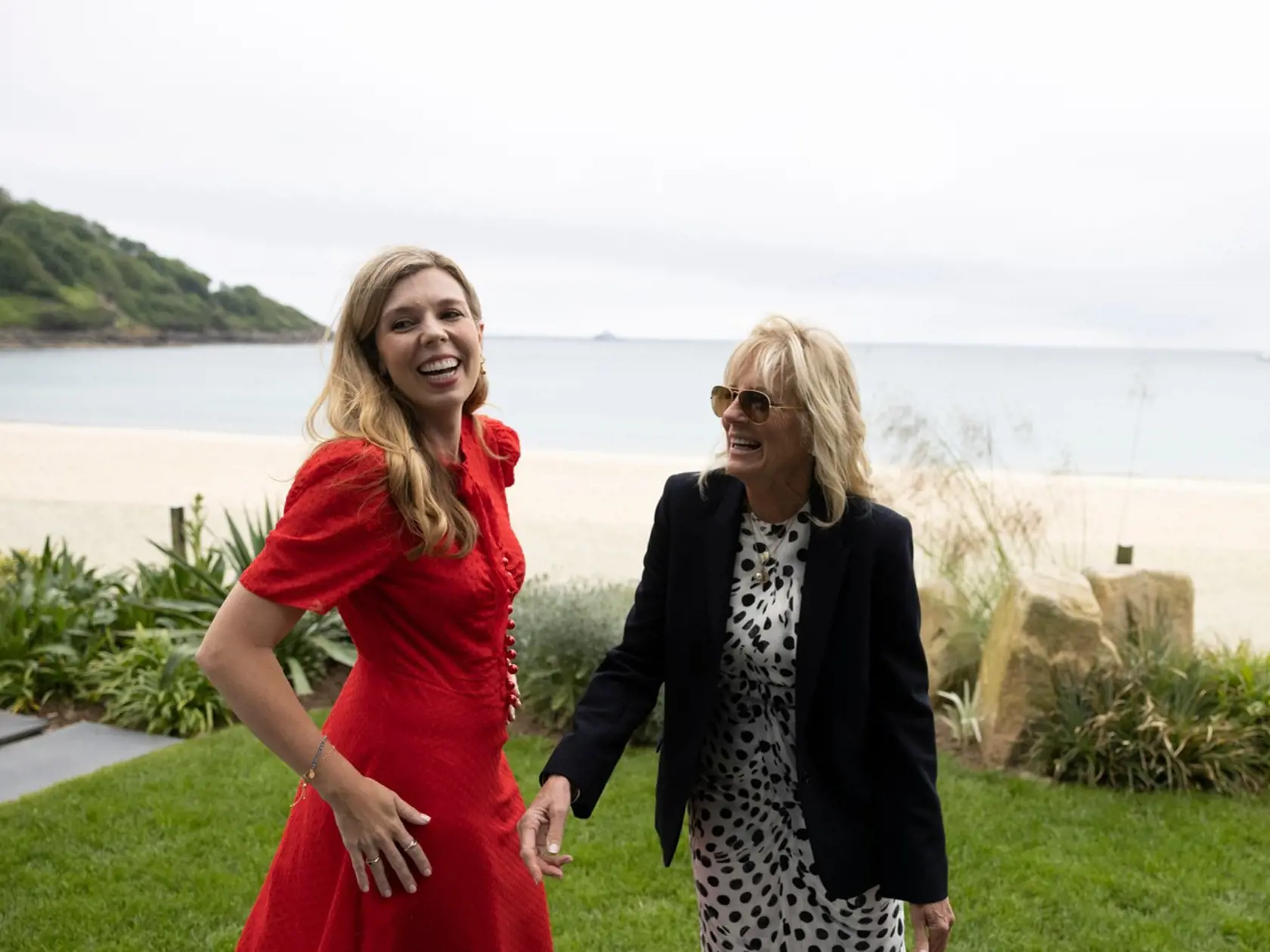 Carrie si pri tejto vzácnej príležitosti obliekla elegantné červené šaty značky LK Bennett za 380 eur, zatiaľ čo prvá dáma USA Jill stavila na čierno-bielu klasiku.
