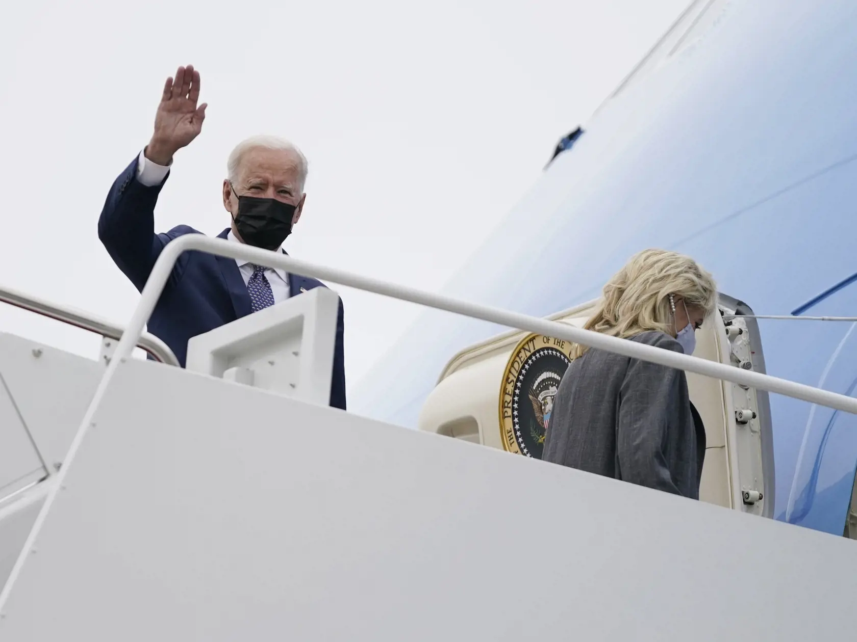 EBE 6 Andrews Air Force Base - Na snímke zľava americký prezident  Joe Biden a jeho manželka Jill Bidenová nastupujú do lietadla Air Force One na základni Andrews Air Force Base na cestu do Virgínie 3. mája 2021. FOTO TASR/AP


President Joe Biden and first lady Jill Biden, board Air Force One for a trip to Virginia, Monday, May 3, 2021, in Andrews Air Force Base, Md. (AP Photo/Evan Vucci)