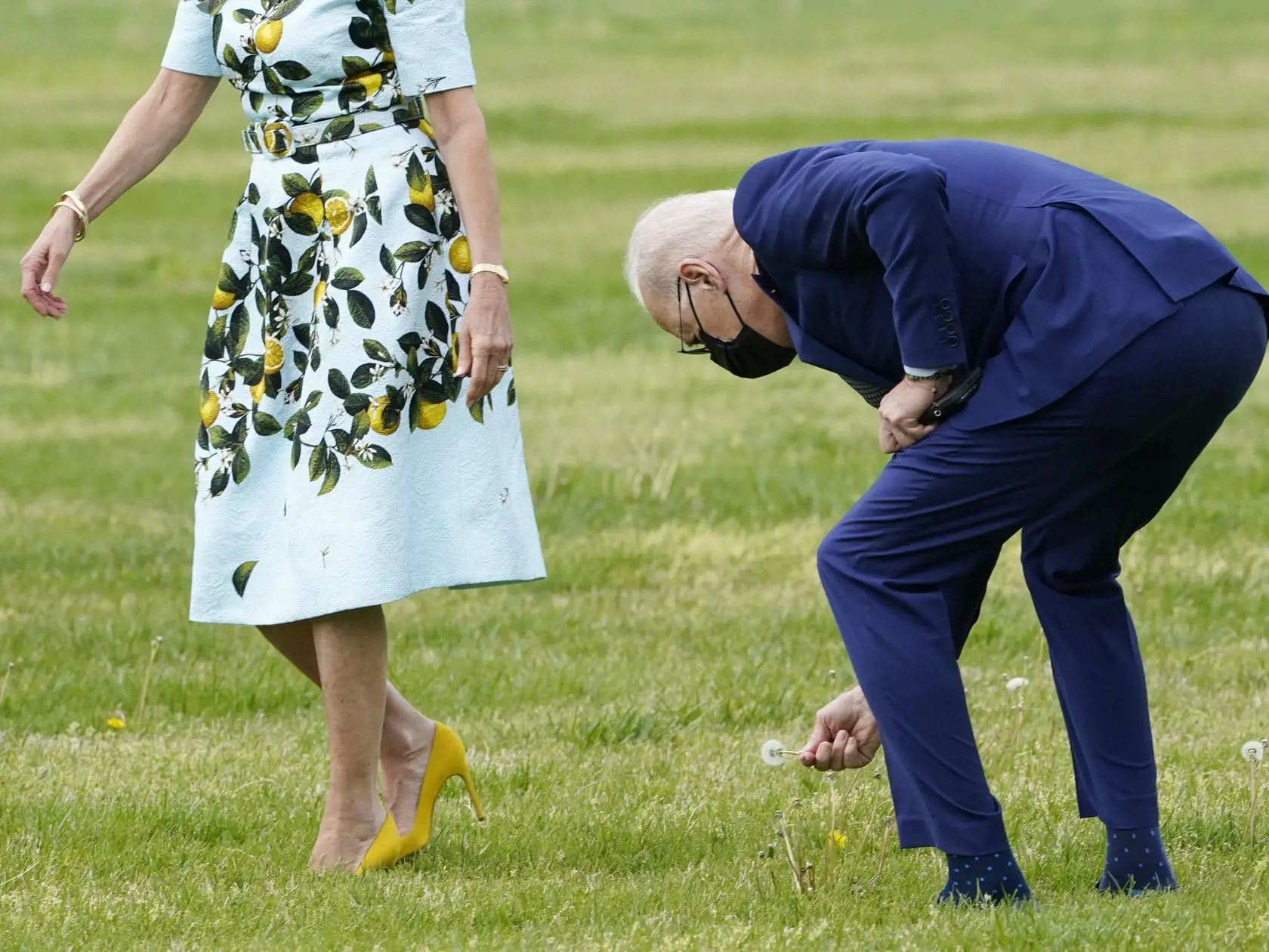 WA 16 Washington - Americký prezident Joe Biden trhá púpavu pre prvú dámu pri Bielom dome vo Washingtone vo štvrtok 29. apríla 2021. Bidenovci cestujú do Atlanty pri príležitosti Bidenových 100 dní v úrade. FOTO TASR/AP 

President Joe Biden picks a dandelion to give first lady Jill Biden as they walk on the Ellipse near the White House in Washington to board the Marine One, Thursday, April 29, 2021. The Biden's are traveling to Atlanta to mark the president's 100th day in office. (AP Photo/Manu