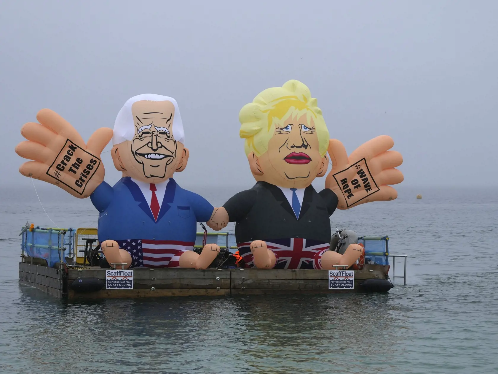 WA 18 Falmouth - Nadrozmerné balóny s podobizňou amerického prezidenta Joea Bidena (vľavo) a britského premiéra Borisa Johnsona sedia v prístave počas akcie mimovládnych organizácii vo Falmouthe, anglickom grófstve Cornwall  v piatok 11. júna 2021.  V anglickom grófstve Cornwall sa v piatok začína summit skupiny krajín G7. Lídri hospodársky najvyspelejších krajín by na tomto summite mali podľa očakávaní dohodnúť na spoločnom postupe v súvislosti s poskytnutí vakcín chudobnejším krajinám, pripomí