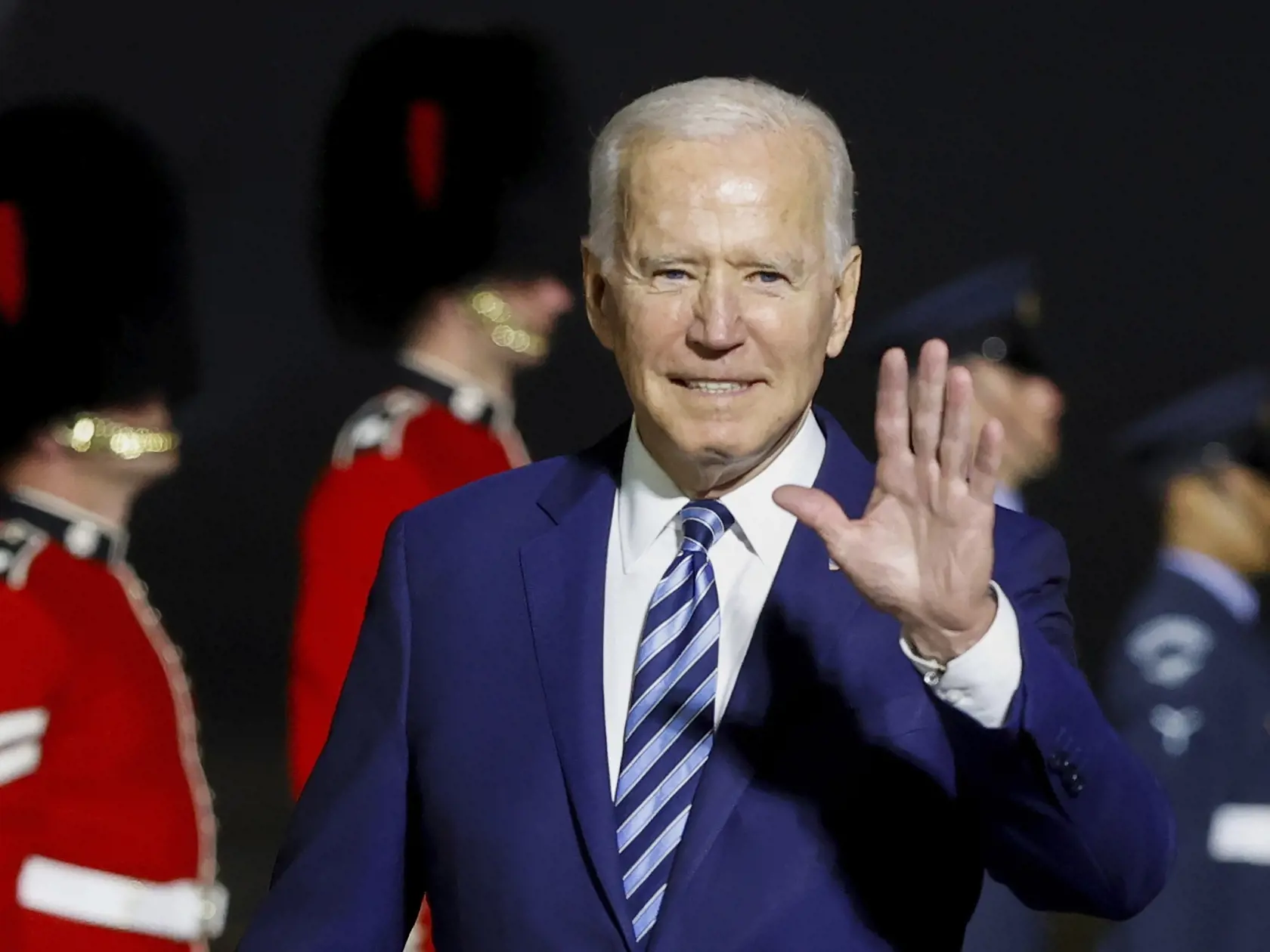 KK17 Newguay - Americký prezident Joe Biden máva po pristátí lietadla Air Force One na letisku Cornwall Newquay neďaleko anglického mesta Newguay pred summitom G7 9. júna 2021. Biden v stredu odletel na svoju prvú zahraničnú cestu v úrade prezidenta. Zúčastní sa na niekoľkých summitoch: so skupinou krajín G7, s partnermi z Európy a NATO a potom bude mať priame stretnutie s ruským prezidentom Vladimirom Putinom. FOTO TASR/AP

Military personnel wait as U.S. President Joe Biden and first lady Jill