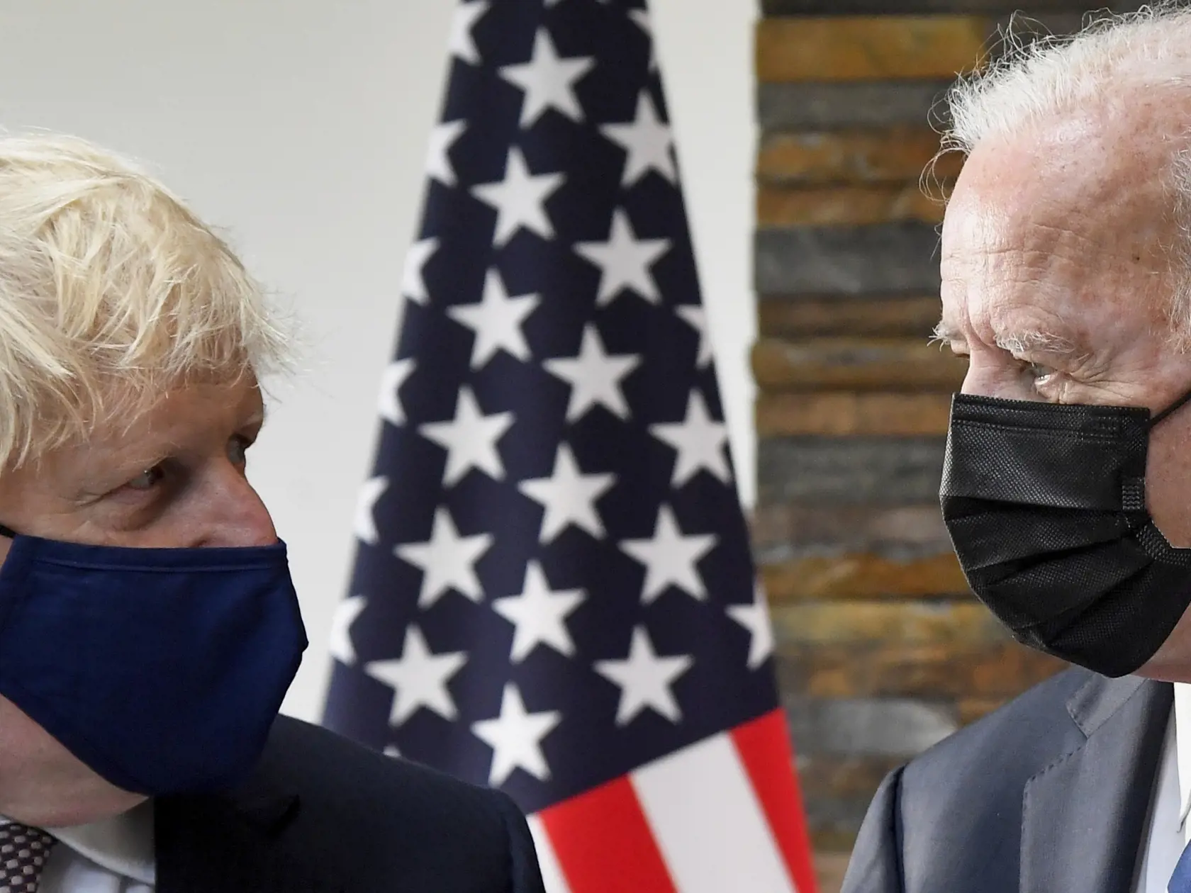 JB 33 Carbis Bay - Britský premiér Boris Johnson (vľavo) a americký prezident Joe Biden sa rozprávajú počas ich bilaterálneho stretnutia pred summitom G7, siedmich najvyspelejších krajín sveta v zálive Carbis Bay v britskom Cornwalle, na juhu Anglicka 10. júna 2021. Summit lídrov priemyselne najvyspelejších krajín zo skupiny G7 sa uskutoční v britskom Cornwalle 11.- 13. júna. FOTO TASR/AP

US President Joe Biden, right, talks with Britain's Prime Minister Boris Johnson, during their meeting ahea