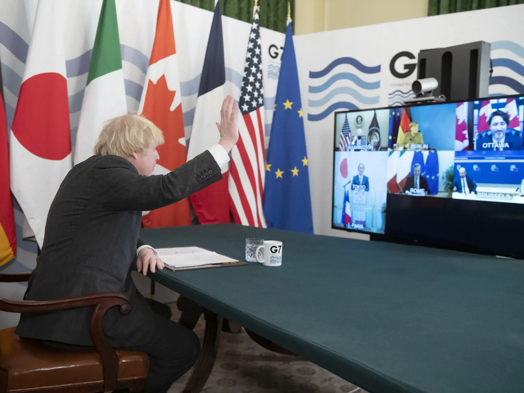 WA 21 Londýn - Britský premiér Boris Johnson, ktorý predsedá virtuálnemu stretnutiu lídrov skupiny G7, máva zo svojho premiérskeho úradu na Downing Street v Londýne v piatok 19. februára 2021. Ide o prvé medzinárodné rozhovory, na ktorých sa zúčastní nový americký prezident Joe Biden. Hlavnou témou je boj proti koronavírusovej pandémii. FOTO TASR/AP


Britian's Prime Minister Boris Johnson waves as he hosts a virtual meeting of G7 leaders, from within the Cabinet Room at Downing Street in London