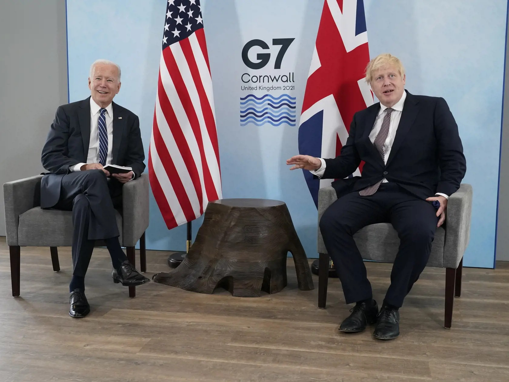 JB 18 Carbis Bay - Britský premiér Boris Johnson (vpravo) a americký prezident Joe Biden sa rozprávajú počas ich bilaterálneho stretnutia pred summitom G7, siedmich najvyspelejších krajín sveta v zálive Carbis Bay v britskom Cornwalle, na juhu Anglicka 10. júna 2021. Summit lídrov priemyselne najvyspelejších krajín zo skupiny G7 sa uskutoční v britskom Cornwalle 11.- 13. júna. FOTO TASR/AP

President Joe Biden and British Prime Minister Boris Johnson visit during a bilateral meeting ahead of the