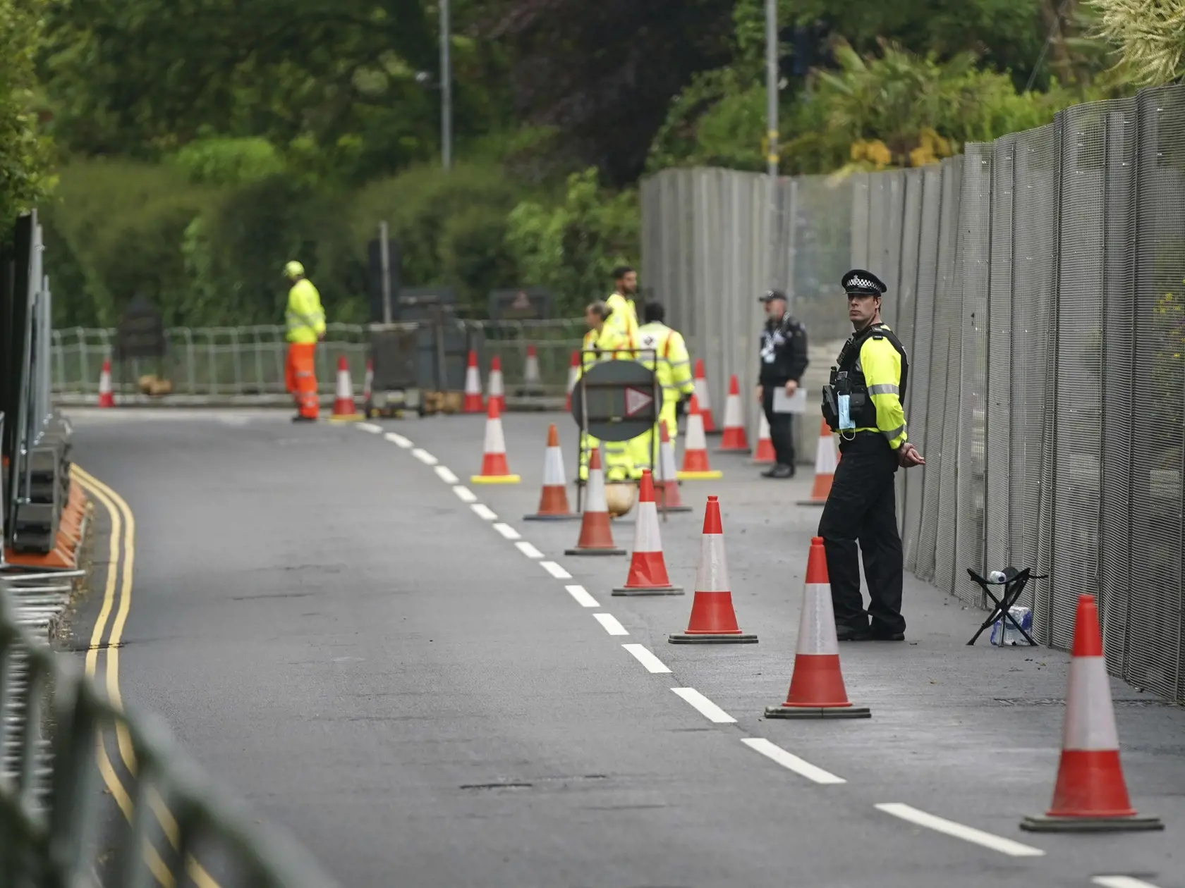 JB 10 St. Ives - Policajti hliadkujú pred bezpečnostnou bránou na zámku Tregenna v St. Ives pred summitom G7, siedmich najvyspelejších krajín sveta v Carbis Bay v britskom Cornwalle 9. júna 2021. Summit lídrov priemyselne najvyspelejších krajín zo skupiny G7 sa uskutoční v britskom Cornwalle 11.- 13. júna. FOTO TASR/AP

Police officers stand guard outside a security gate around Tregenna Castle in Carbis Bay, Cornwall, England, Wednesday, June 9, 2021. Security in the area is being tightened ahea