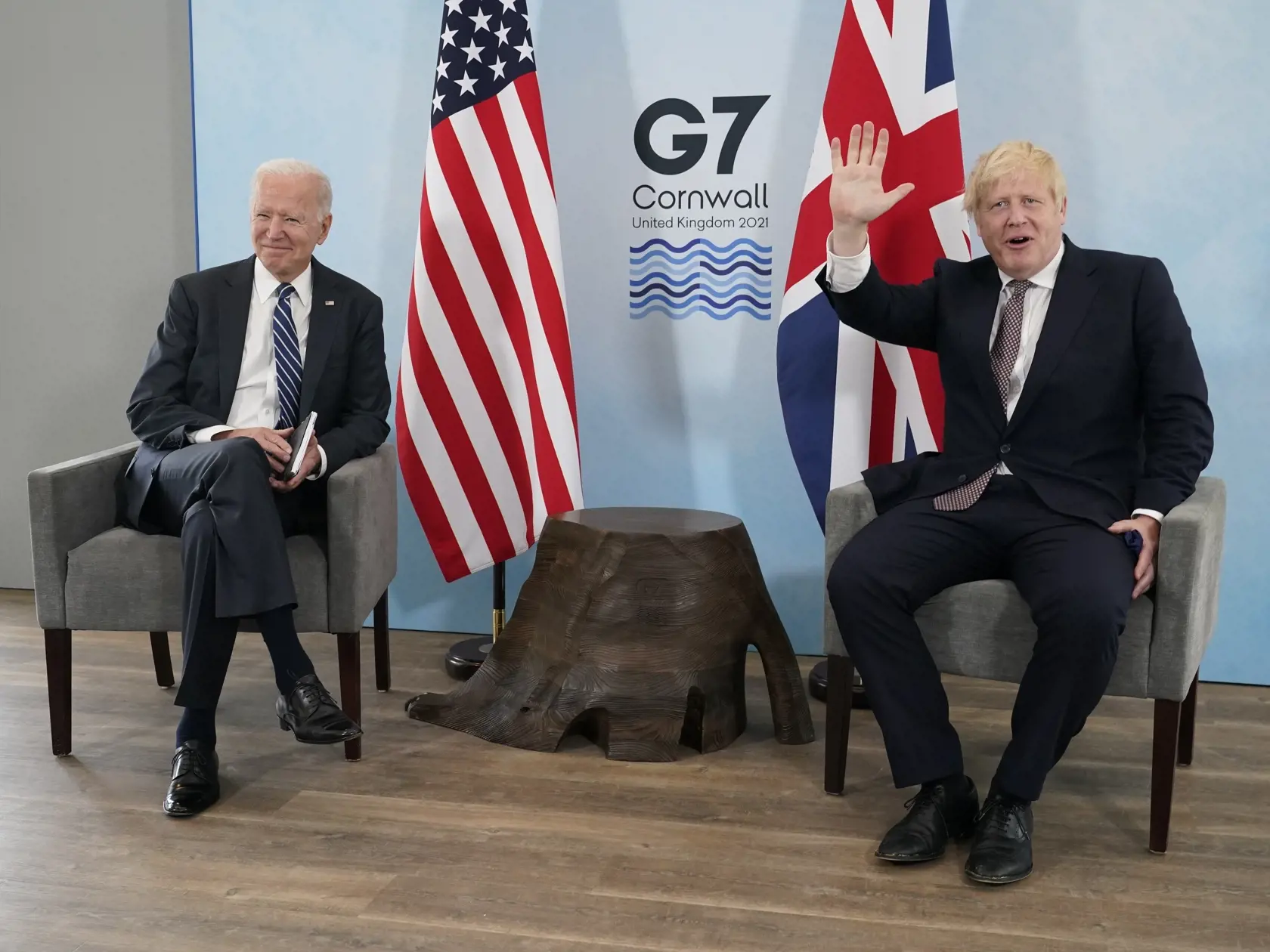 JB 19 Carbis Bay - Britský premiér Boris Johnson (vpravo) a americký prezident Joe Biden sa rozprávajú počas ich bilaterálneho stretnutia pred summitom G7, siedmich najvyspelejších krajín sveta v zálive Carbis Bay v britskom Cornwalle, na juhu Anglicka 10. júna 2021. Summit lídrov priemyselne najvyspelejších krajín zo skupiny G7 sa uskutoční v britskom Cornwalle 11.- 13. júna. FOTO TASR/AP

President Joe Biden and British Prime Minister Boris Johnson visit during a bilateral meeting ahead of the
