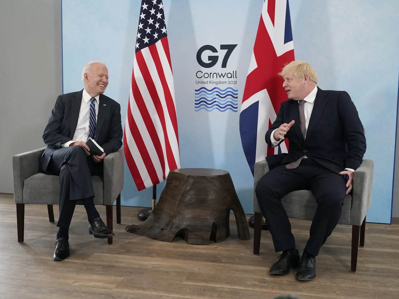 JB 17 Carbis Bay - Britský premiér Boris Johnson (vpravo) a americký prezident Joe Biden sa rozprávajú počas ich stretnutia pred summitom G7, siedmich najvyspelejších krajín sveta v zálive Carbis Bay v britskom Cornwalle, na juhu Anglicka 10. júna 2021. Summit lídrov priemyselne najvyspelejších krajín zo skupiny G7 sa uskutoční v britskom Cornwalle 11.- 13. júna. FOTO TASR/AP

President Joe Biden and British Prime Minister Boris Johnson visit during a bilateral meeting ahead of the G-7 summit, T