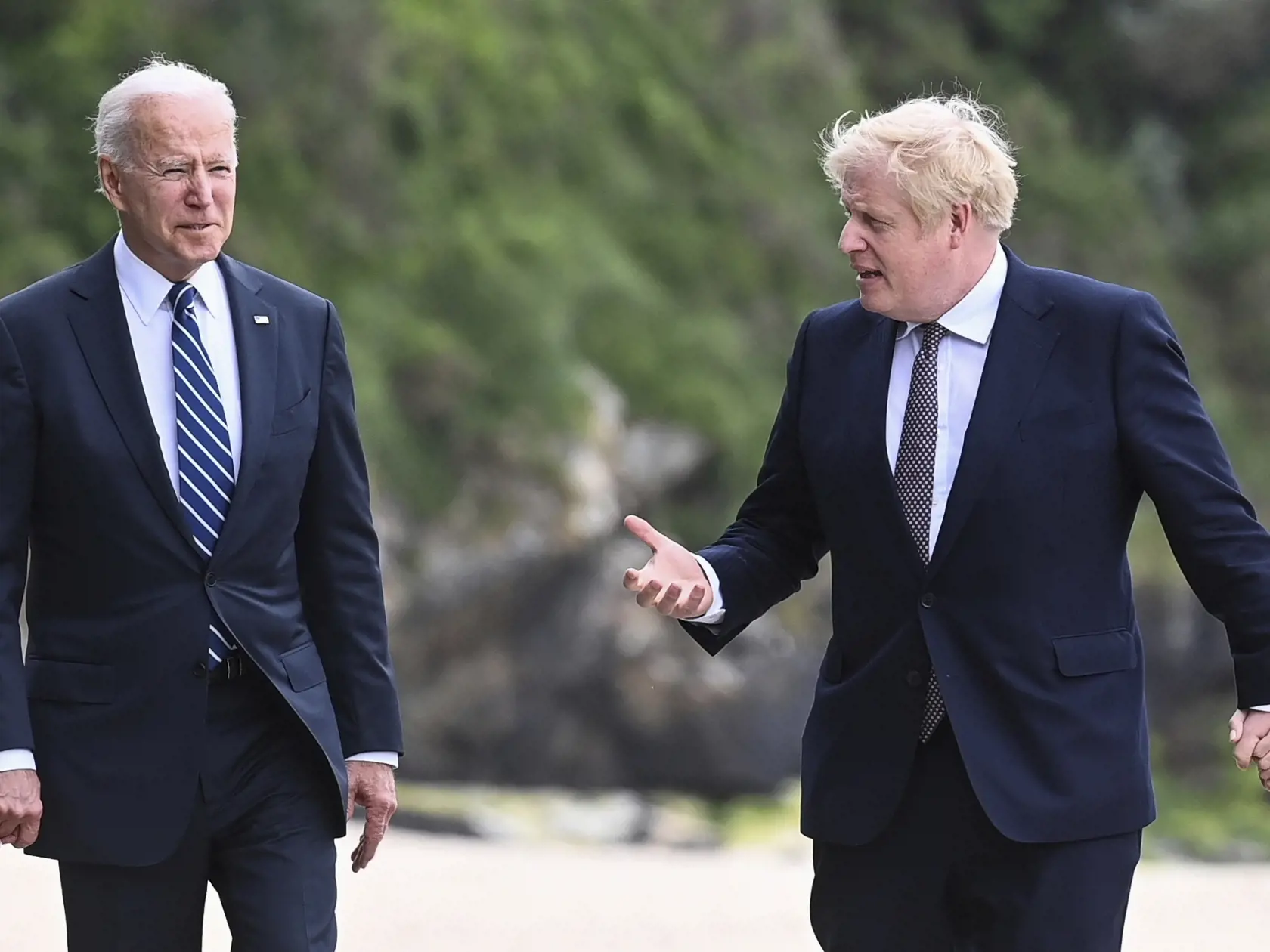 JB 31 Carbis Bay - Britský premiér Boris Johnson (vpravo) a americký prezident Joe Biden kráčajú pred hotelom Carbis Bay Hotel počas ich stretnutia pred summitom G7, siedmich najvyspelejších krajín sveta v zálive Carbis Bay v britskom Cornwalle, na juhu Anglicka 10. júna 2021. Summit lídrov priemyselne najvyspelejších krajín zo skupiny G7 sa uskutoční v britskom Cornwalle 11.- 13. júna. FOTO TASR/AP

US President Joe Biden, left, talks with Prime Minister Boris Johnson, during a walk, with their