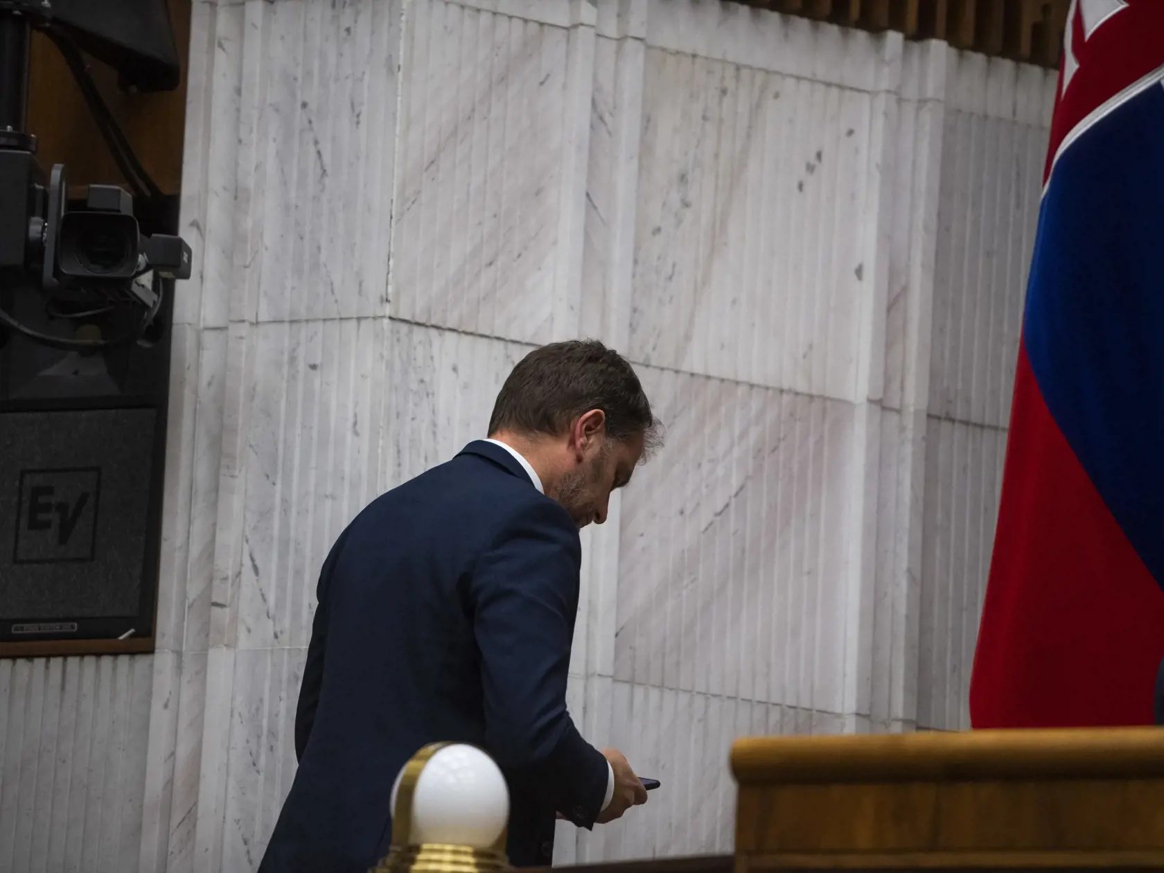 Na snímke podpredseda vlády SR a minister financií Igor Matovič (OĽANO) odchádza z pléna Národnej rady (NR) SR pred hlasovaním o návrhu na vyslovenie nedôvery vláde Eduarda Hegera (OĽANO) počas 78. schôdze parlamentu v Bratislave vo štvrtok 15. decembra 2022. Predseda parlamentu Boris Kollár (Sme rodina) vyhlásil 20-minútovú prestávku na poradu poslaneckých klubov na žiadosť predsedu klubu OĽANO Michala Šipoša. FOTO TASR - Jaroslav Novák