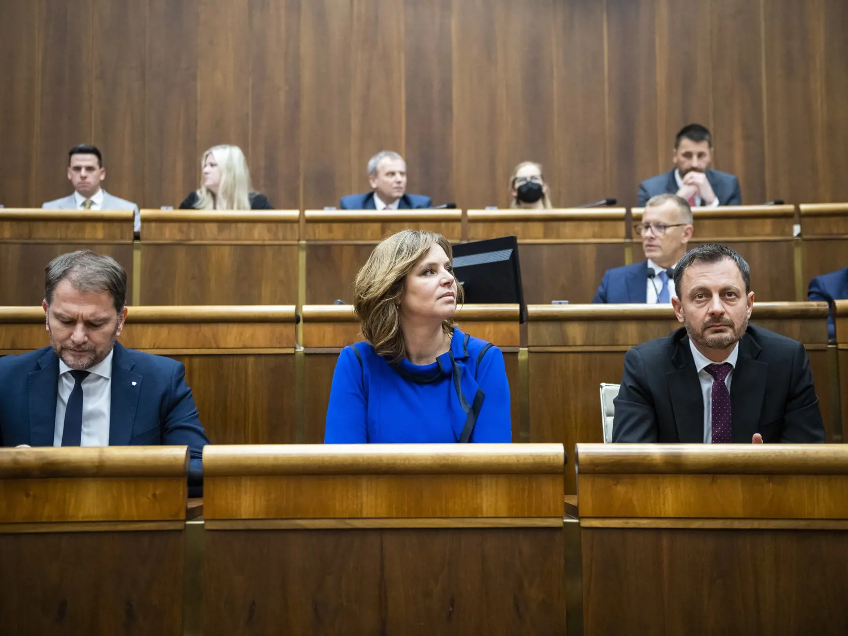 Na snímke predný rad zľava podpredseda vlády SR a minister financií Igor Matovič (OĽANO), ministerka investícií, regionálneho rozvoja a informatizácie (MIRRI) SR Veronika Remišová (Za ľudí) a premiér SR Eduard Heger (OĽANO) sedia v pléne Národnej rada (NR) SR pred hlasovaním o návrhu na vyslovenie nedôvery vláde počas 78. schôdze parlamentu v Bratislave vo štvrtok 15. decembra 2022. Stredný rad zľava predseda parlamentu Boris Kollár, podpredseda parlamentu a predseda poslaneckého klubu Sme rodin